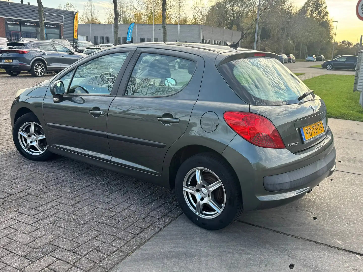 Peugeot 207 1.4-16V XT airco 5drs pano goed onderhouden Grijs - 2