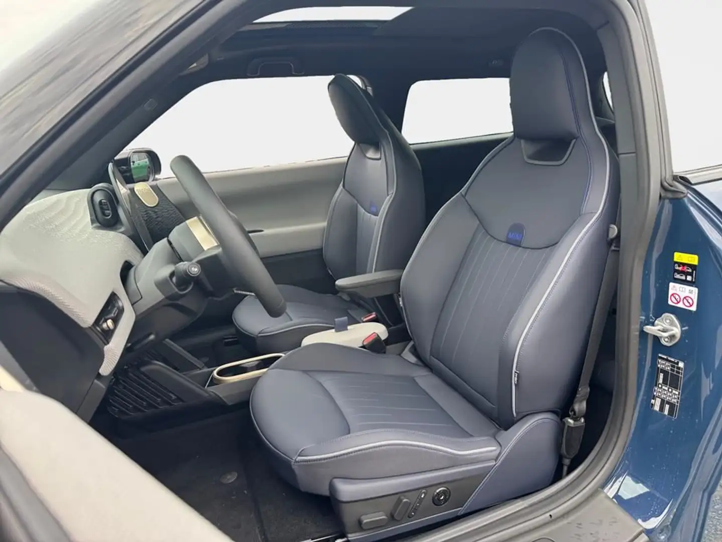 MINI Cooper SE Favoured Trim Blau - 2