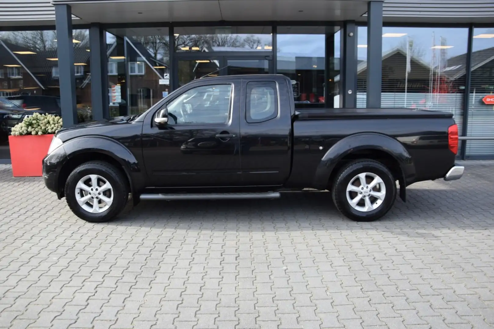 Nissan Navara 2.5 DCI SE 4WD VAN Zwart - 2