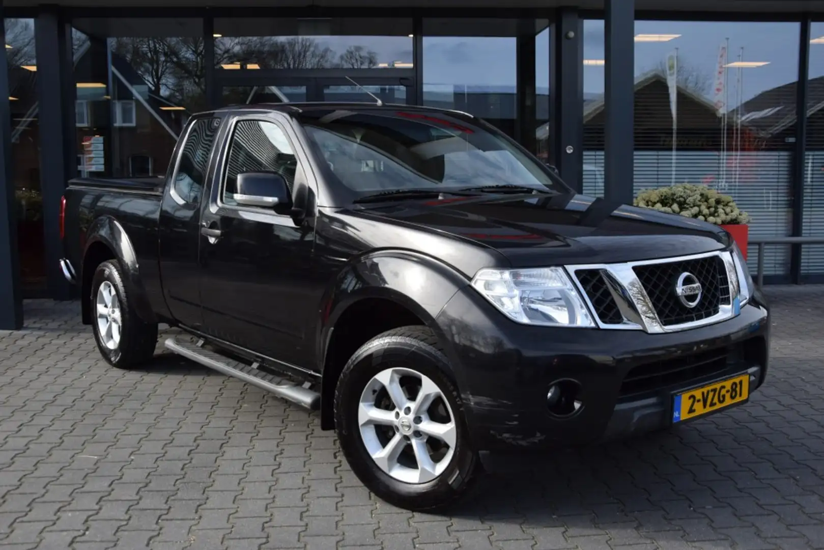 Nissan Navara 2.5 DCI SE 4WD VAN Zwart - 1