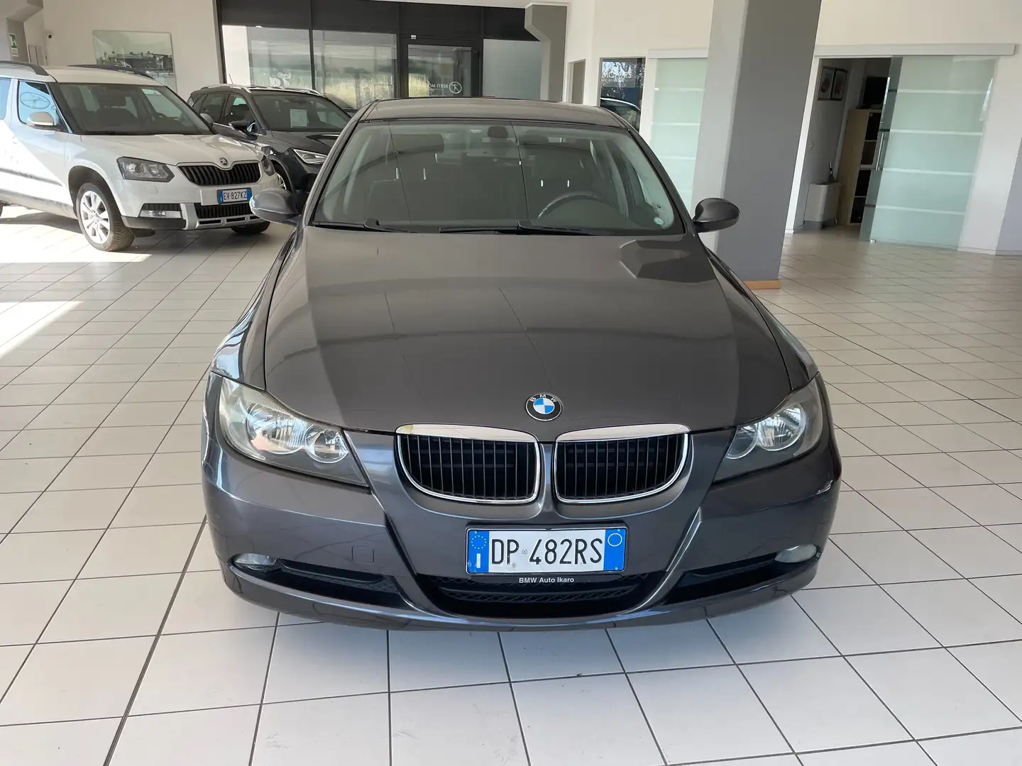 BMW 320 320d Attiva 177cv Grijs - 2