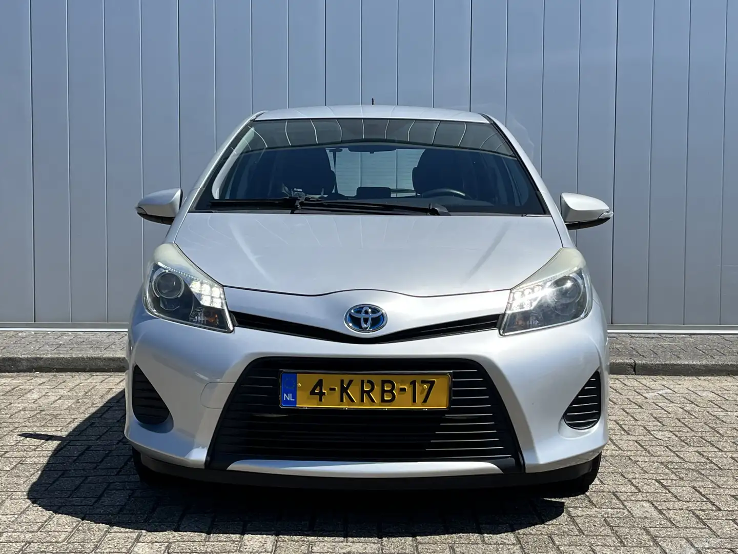 Toyota Yaris 1.5 Full Hybrid Aspiration Clima Cruise NL auto! 5 Grijs - 2