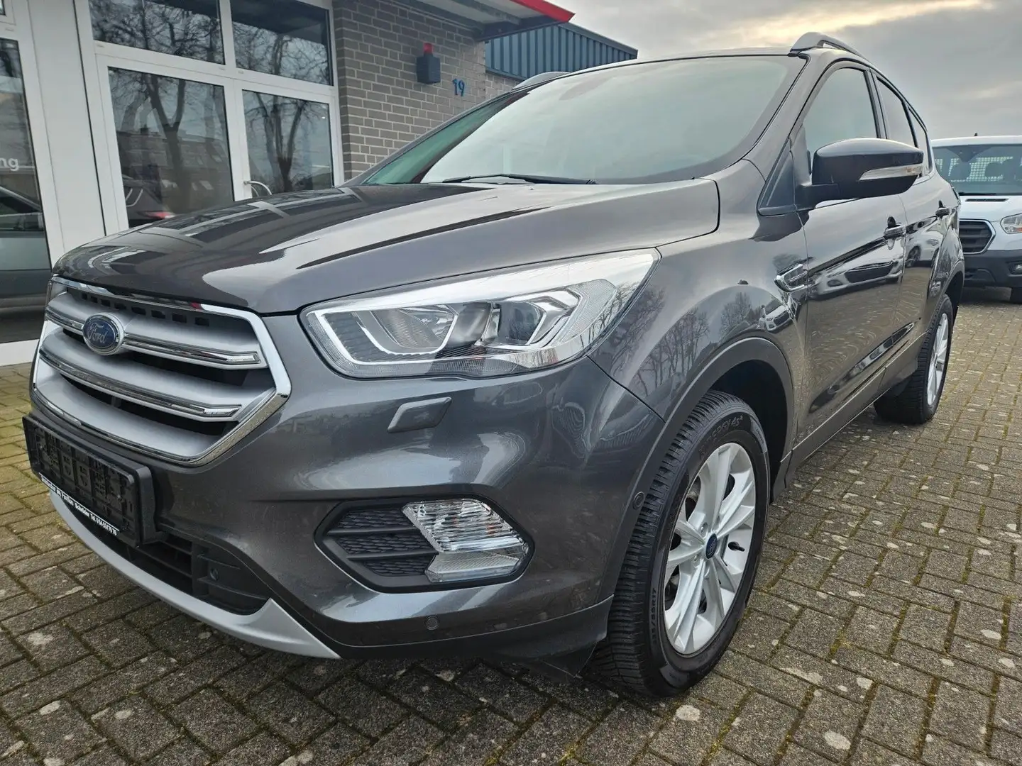 Ford Kuga Titanium SHZ PDC AHK PANO NAVI SYNC Grau - 1