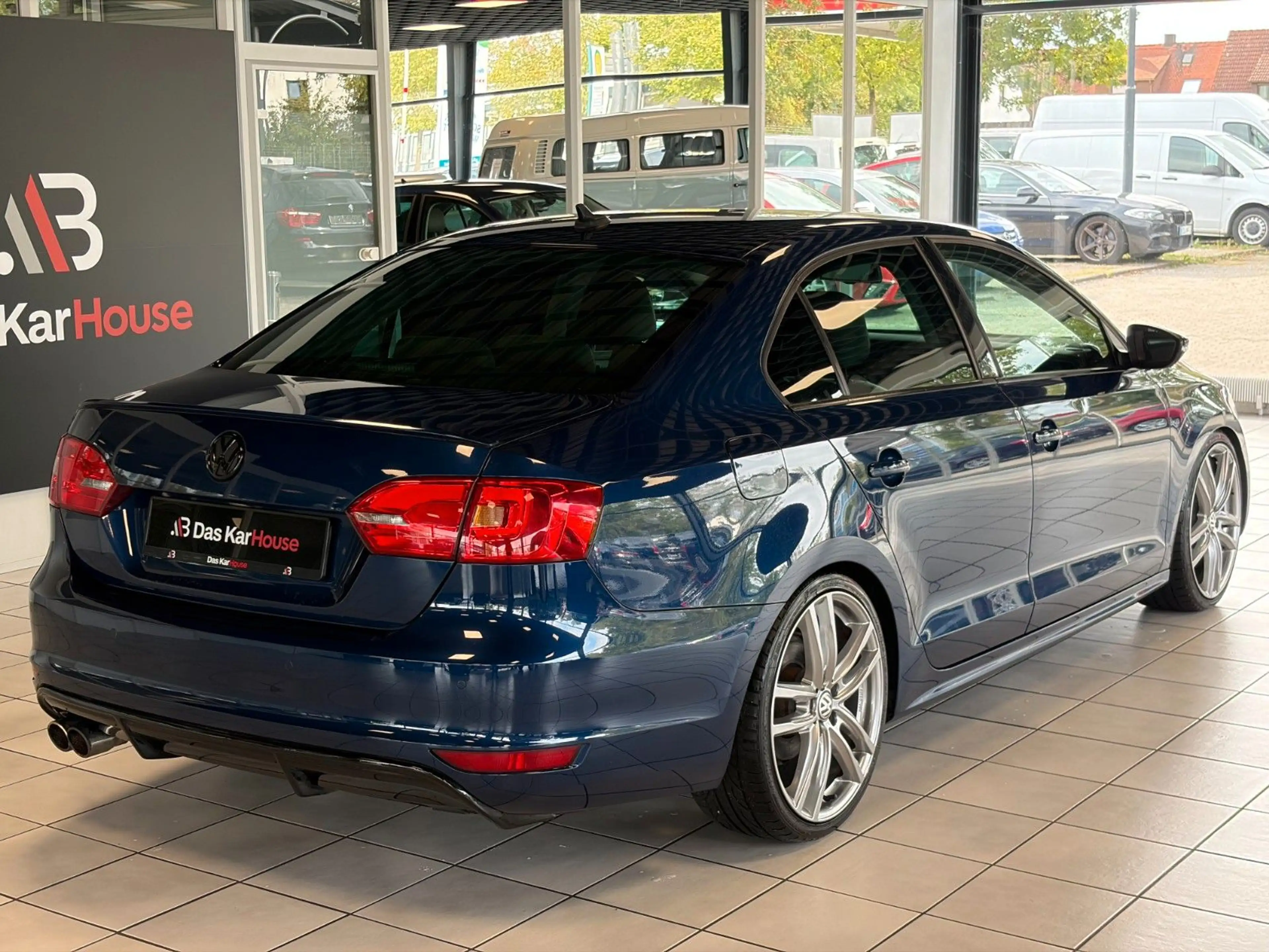 Volkswagen Jetta VI 2.0 TDI Highline · Apple CarPlay·Leder — photo 3