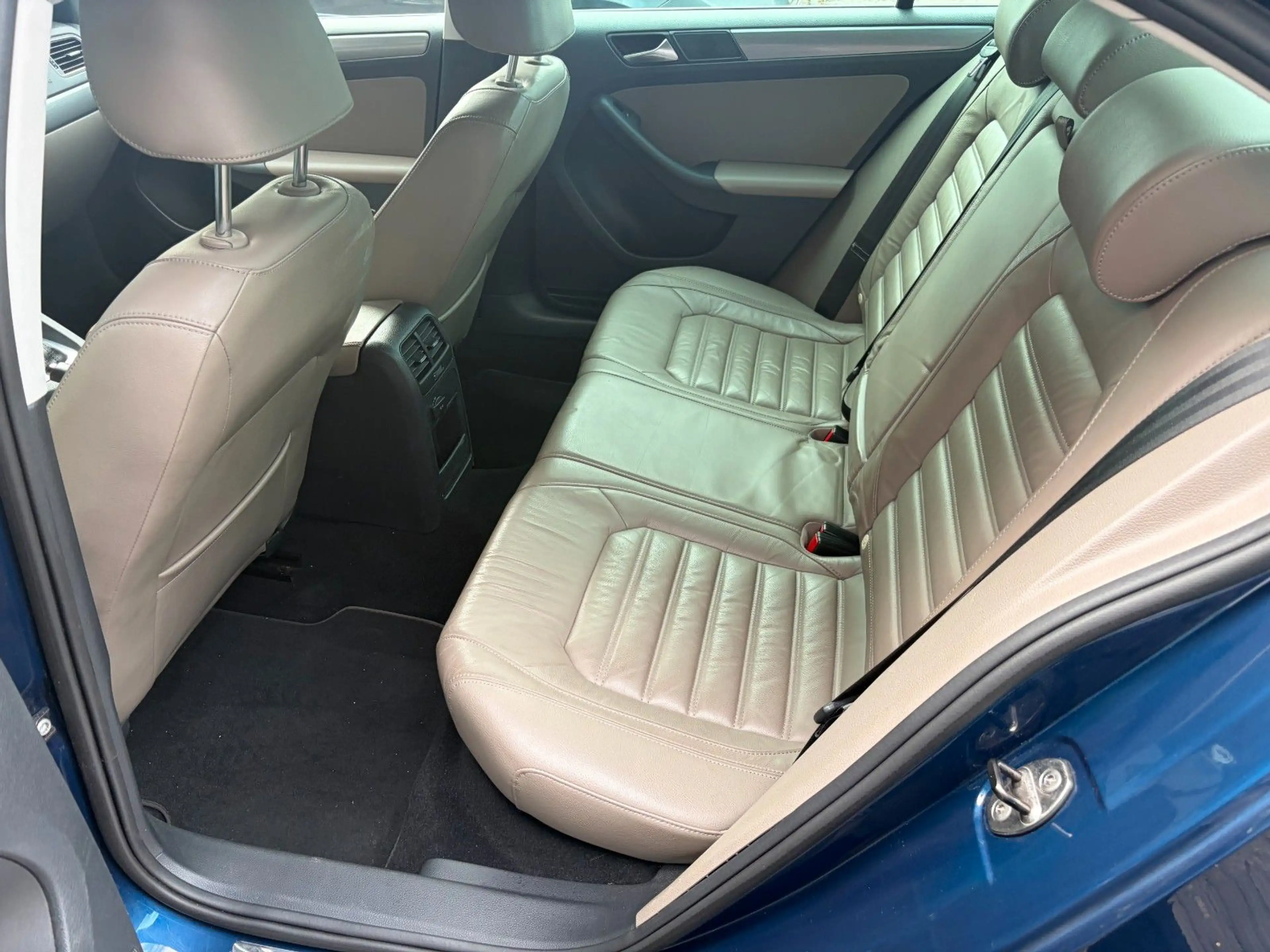 Volkswagen Jetta VI 2.0 TDI Highline · Apple CarPlay·Leder — photo 15