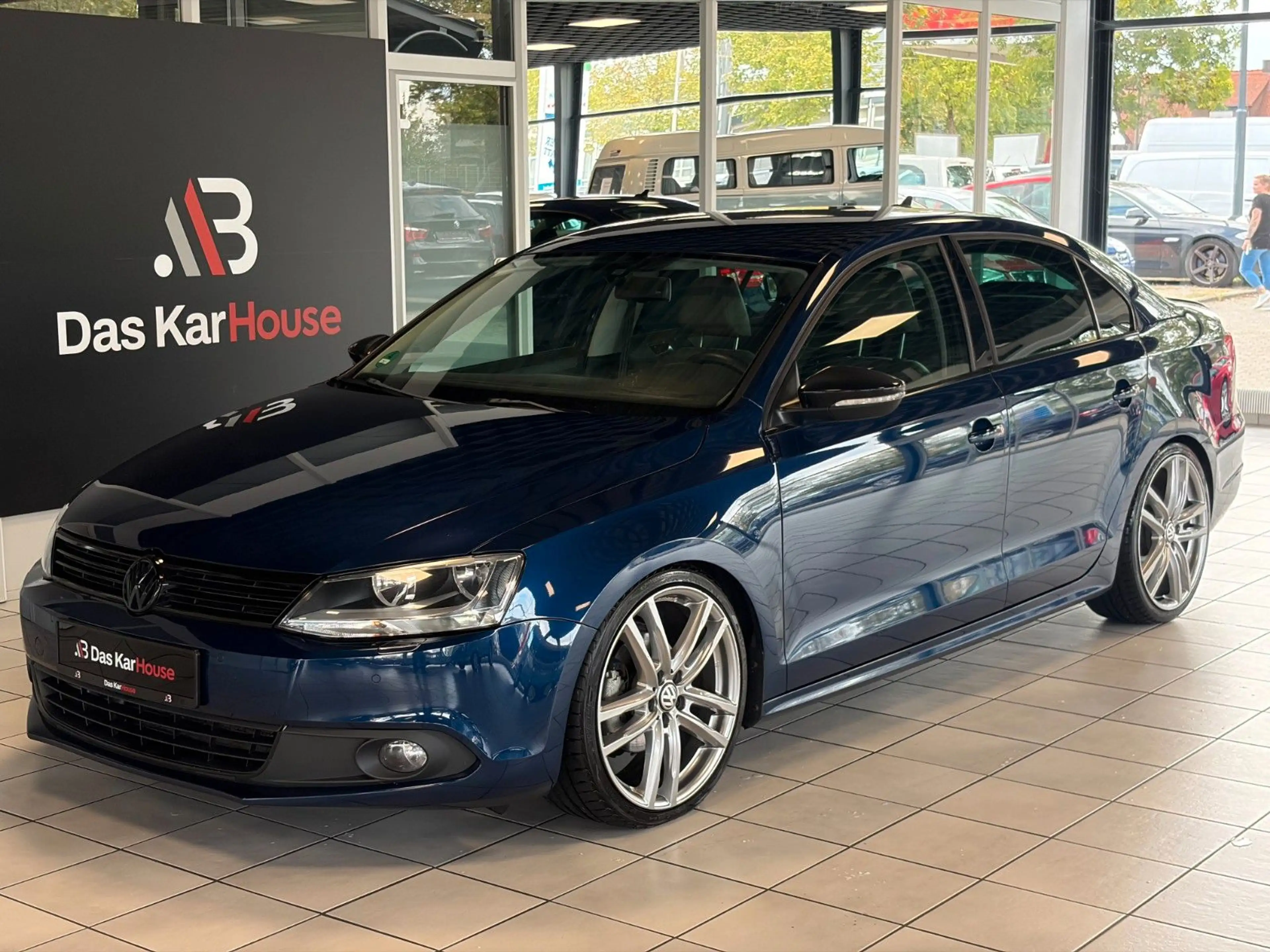 Volkswagen Jetta VI 2.0 TDI Highline · Apple CarPlay·Leder — photo 8