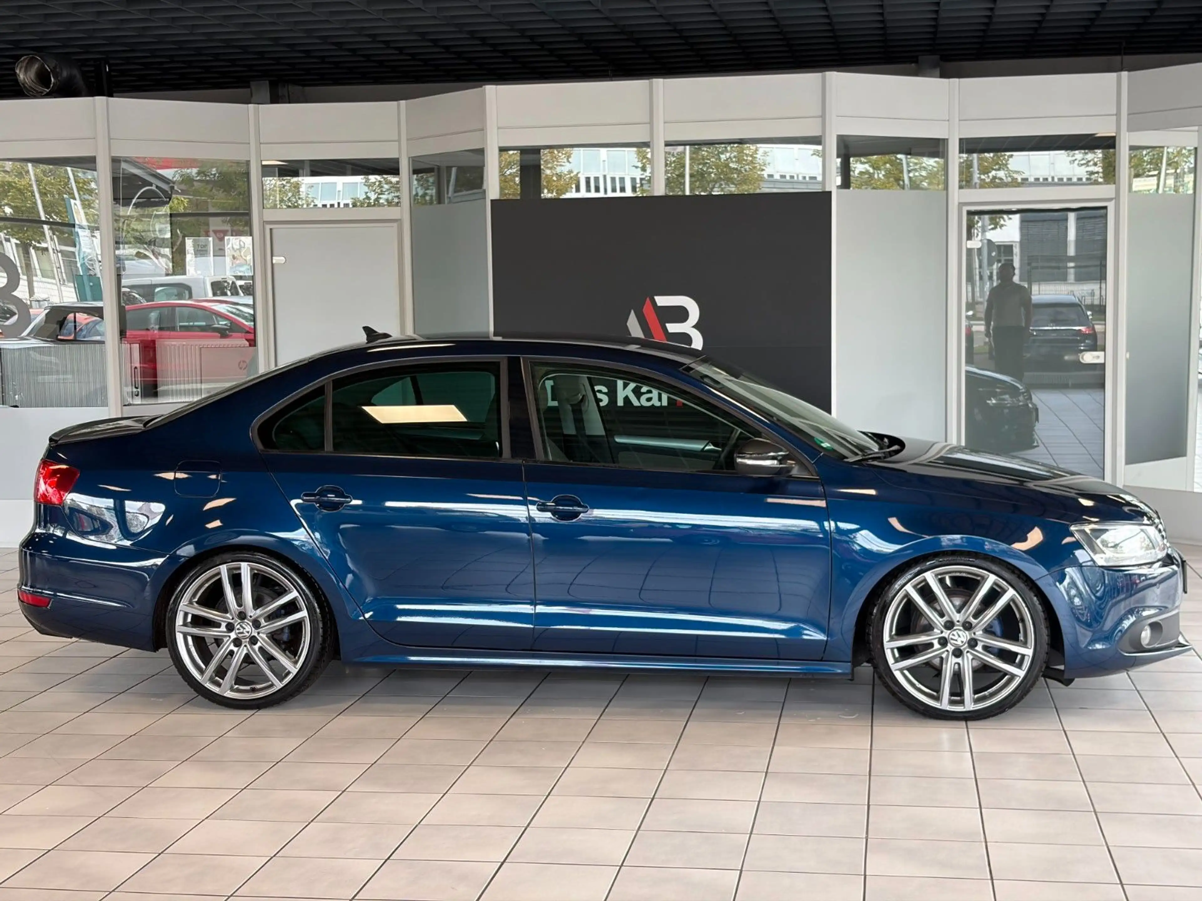 Volkswagen Jetta VI 2.0 TDI Highline · Apple CarPlay·Leder — photo 2