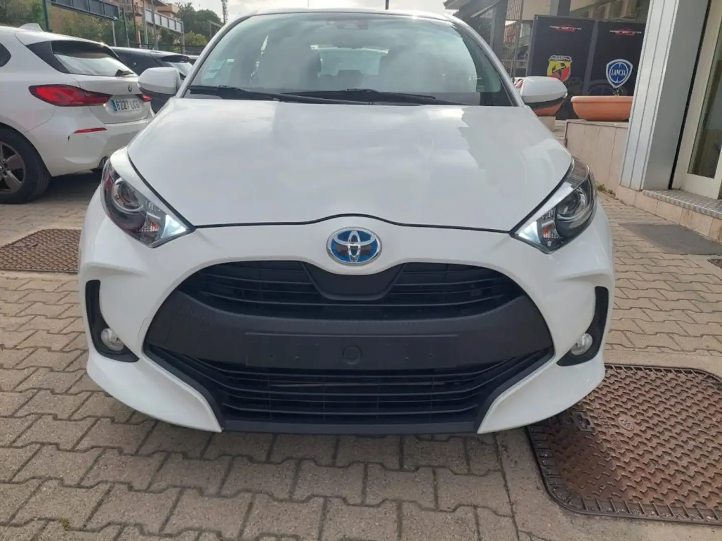 Toyota Yaris 1.5 Hybrid 5 porte Business Bianco - 2