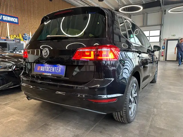 Volkswagen Golf Sportsvan view 2