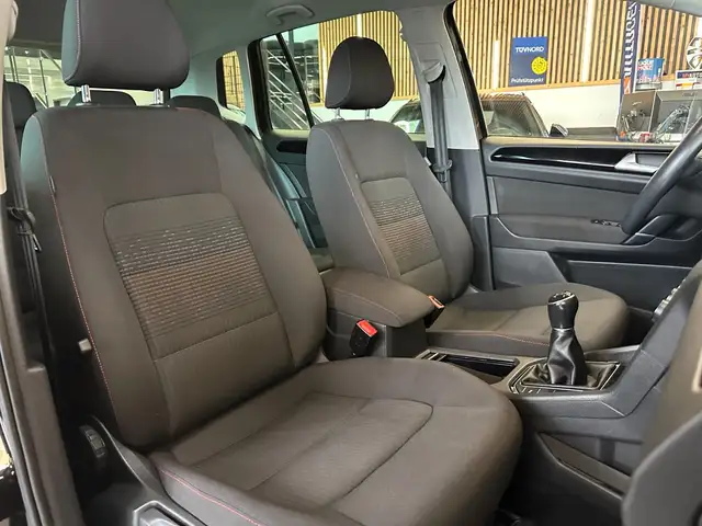 Volkswagen Golf Sportsvan view 8