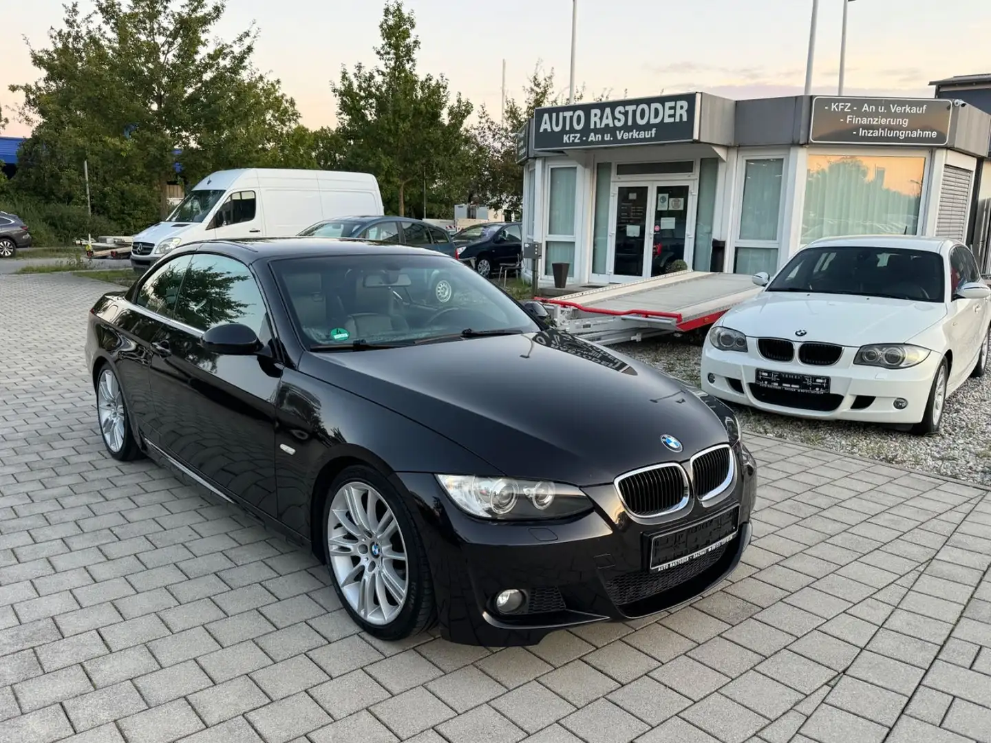 BMW 320 i Cabrio M-Sportpaket Org. Leder Klima 18"Alu Schwarz - 1