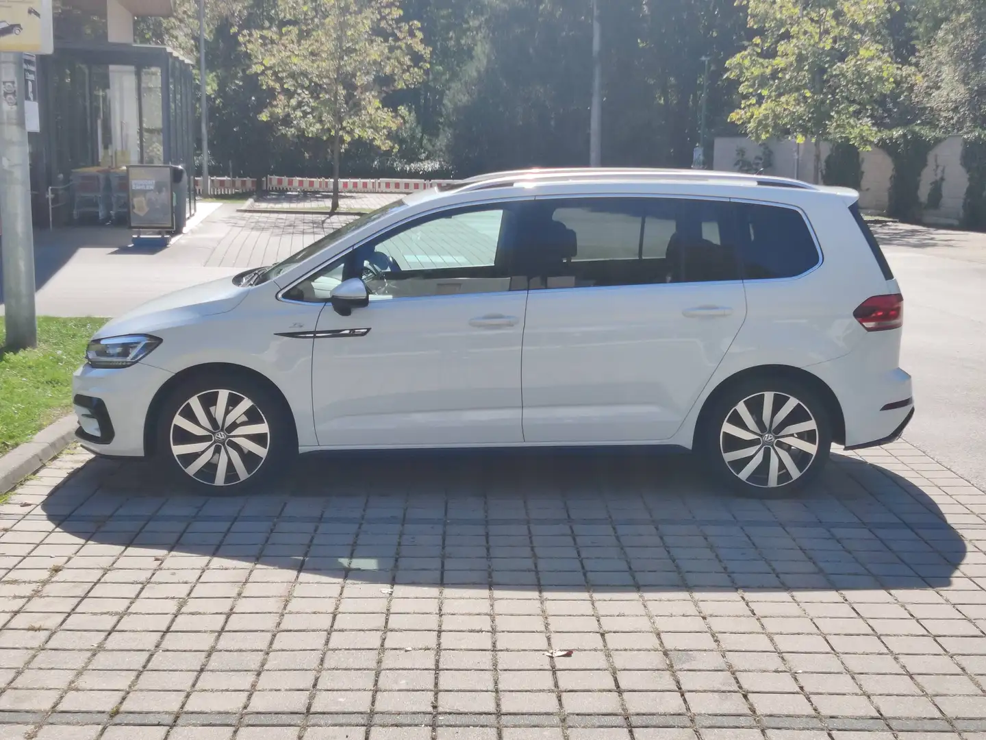 Volkswagen Touran (nur bis 22.10. verfügbar) Highline 1.4 TSI DSG R-Line | Sky | ACC | LED | Kamera Kombi / Family Van Weiß - 2