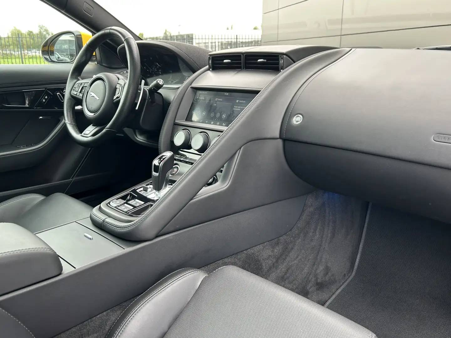 Jaguar F-Type P575 5.0 V8 575pk Aut. AWD Coupé - R | SVO Sorento Jaune - 2