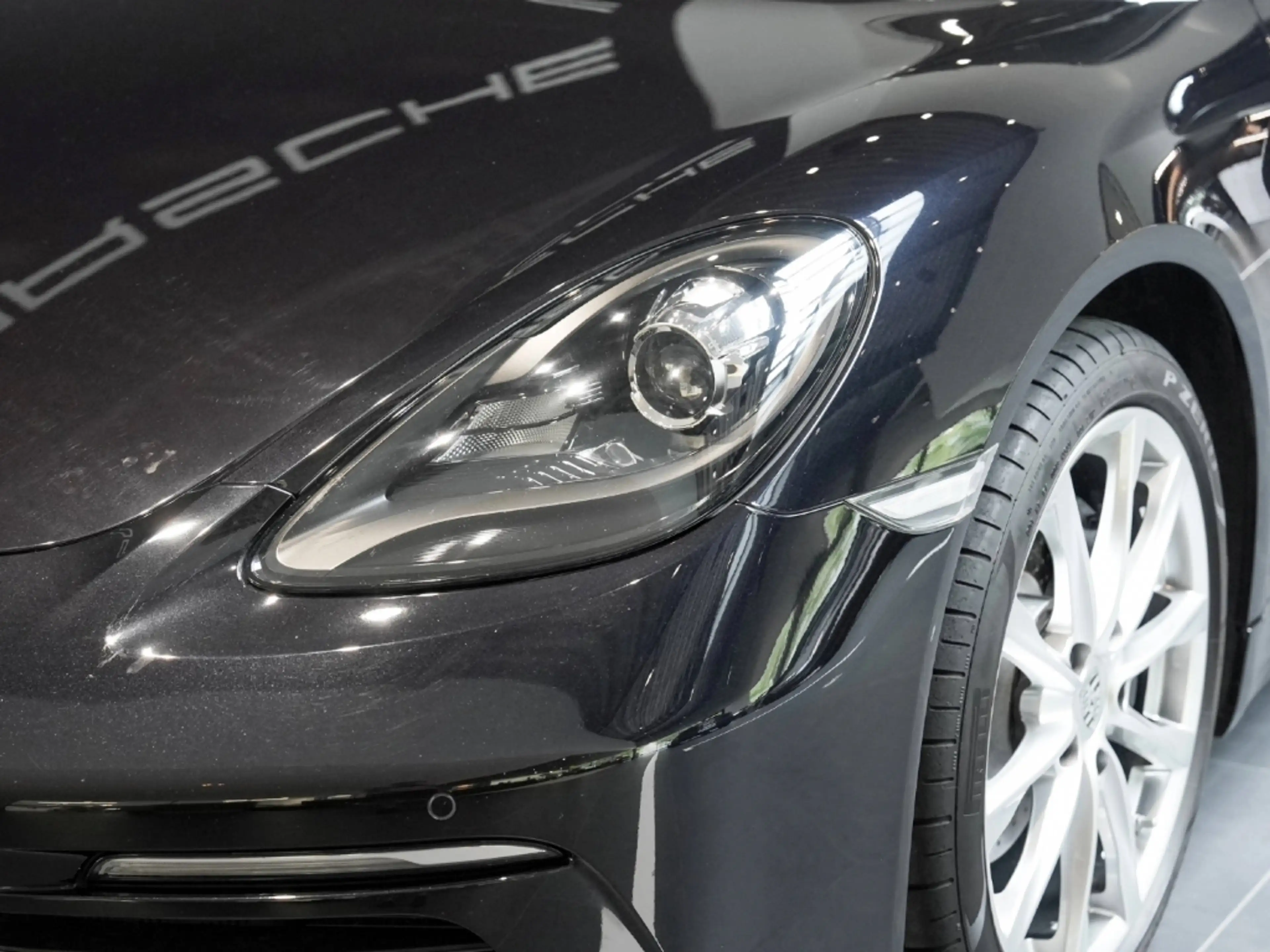 Porsche Cayman 718 — photo 9