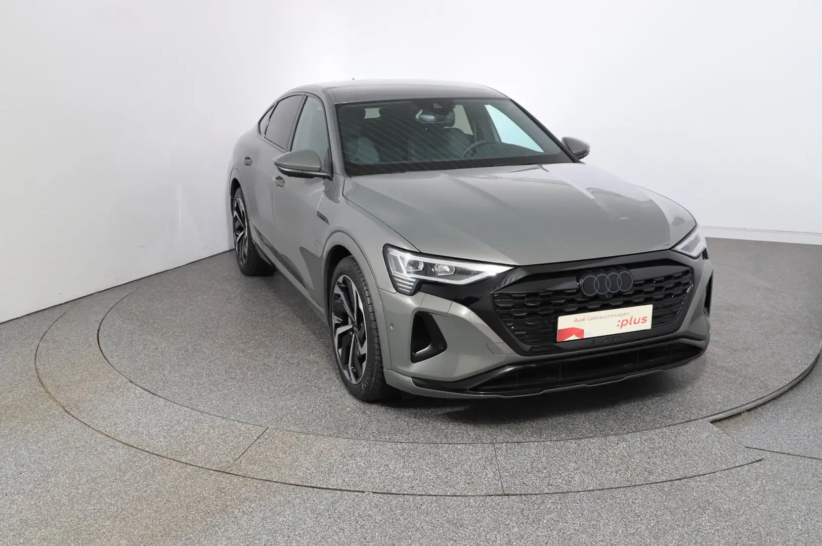 Audi Q8 55 e-tron quattro business Šedá - 2