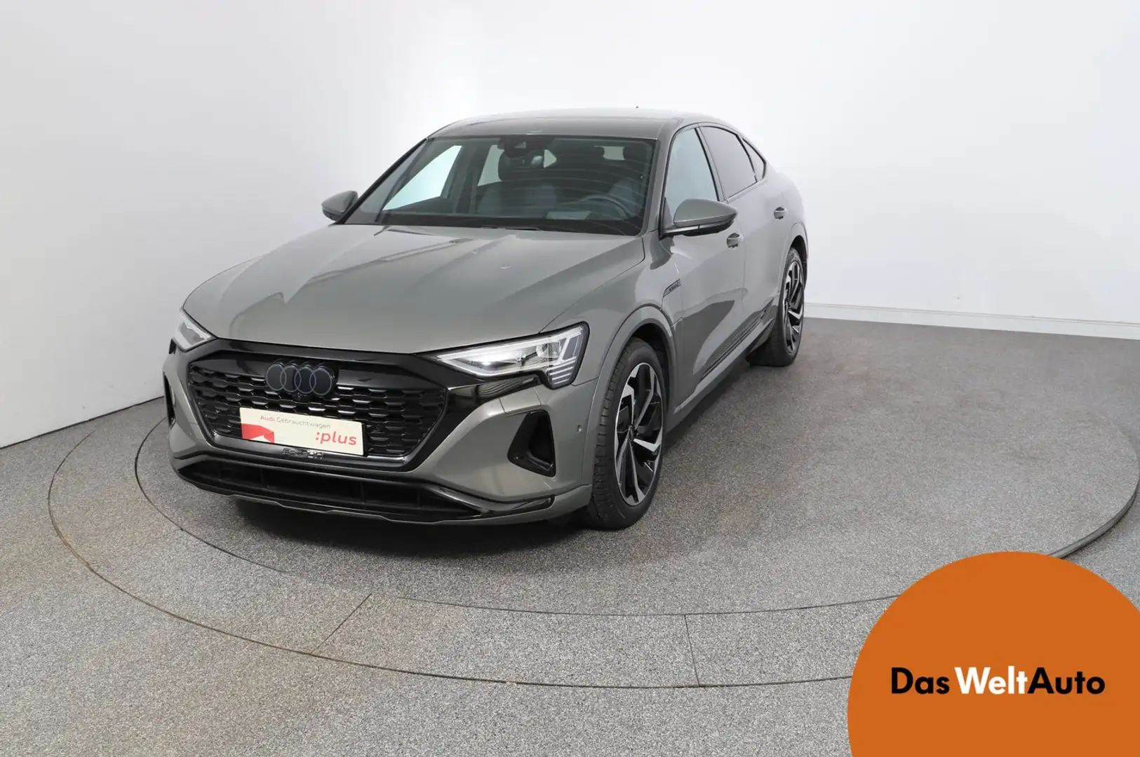 Audi Q8 55 e-tron quattro business Šedá - 1