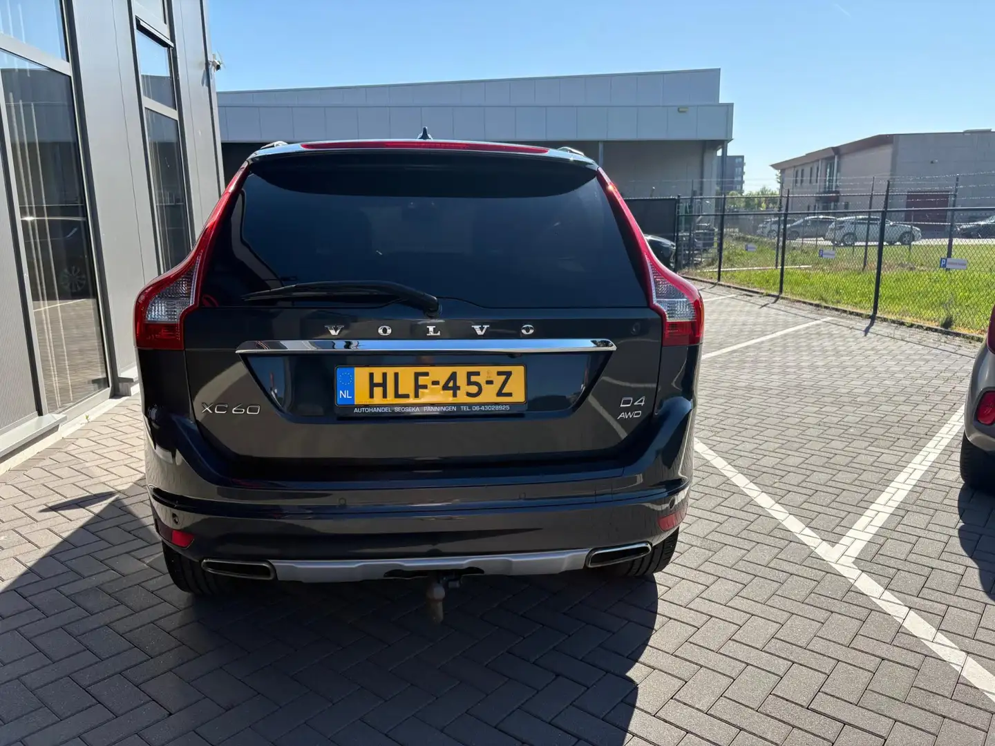 Volvo XC60 2.4 D4 Polar+ AWD schuifdak leder camera trekhaak Grigio - 2