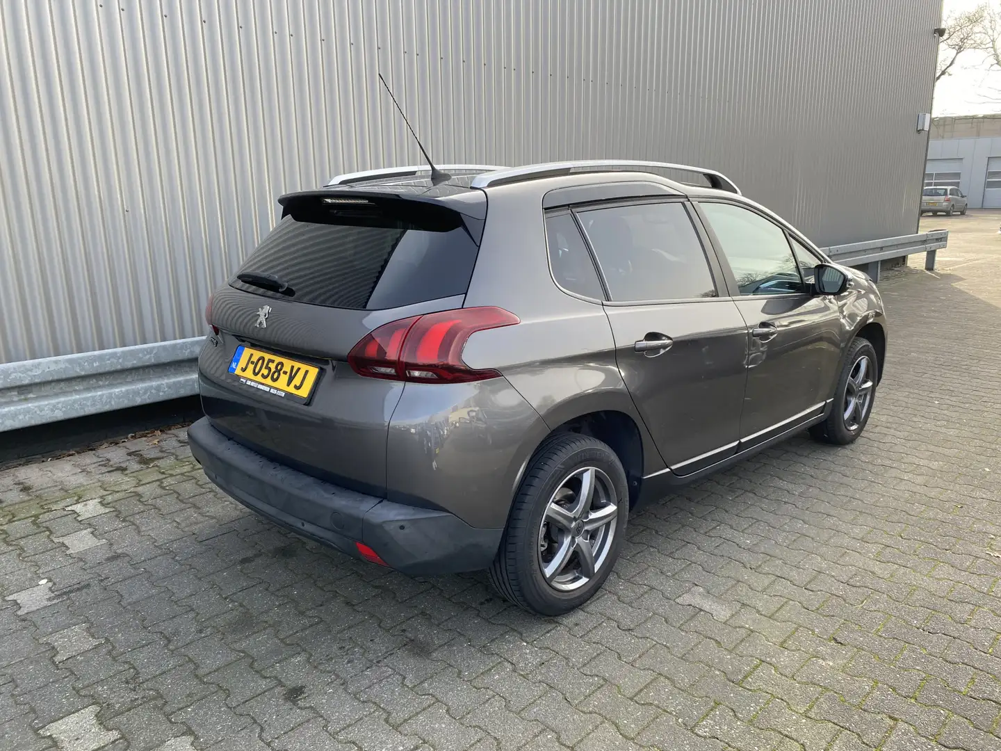 Peugeot 2008 1.2 PureTech Blue Lion Clima, CC, Carplay, Navi, P Grau - 2