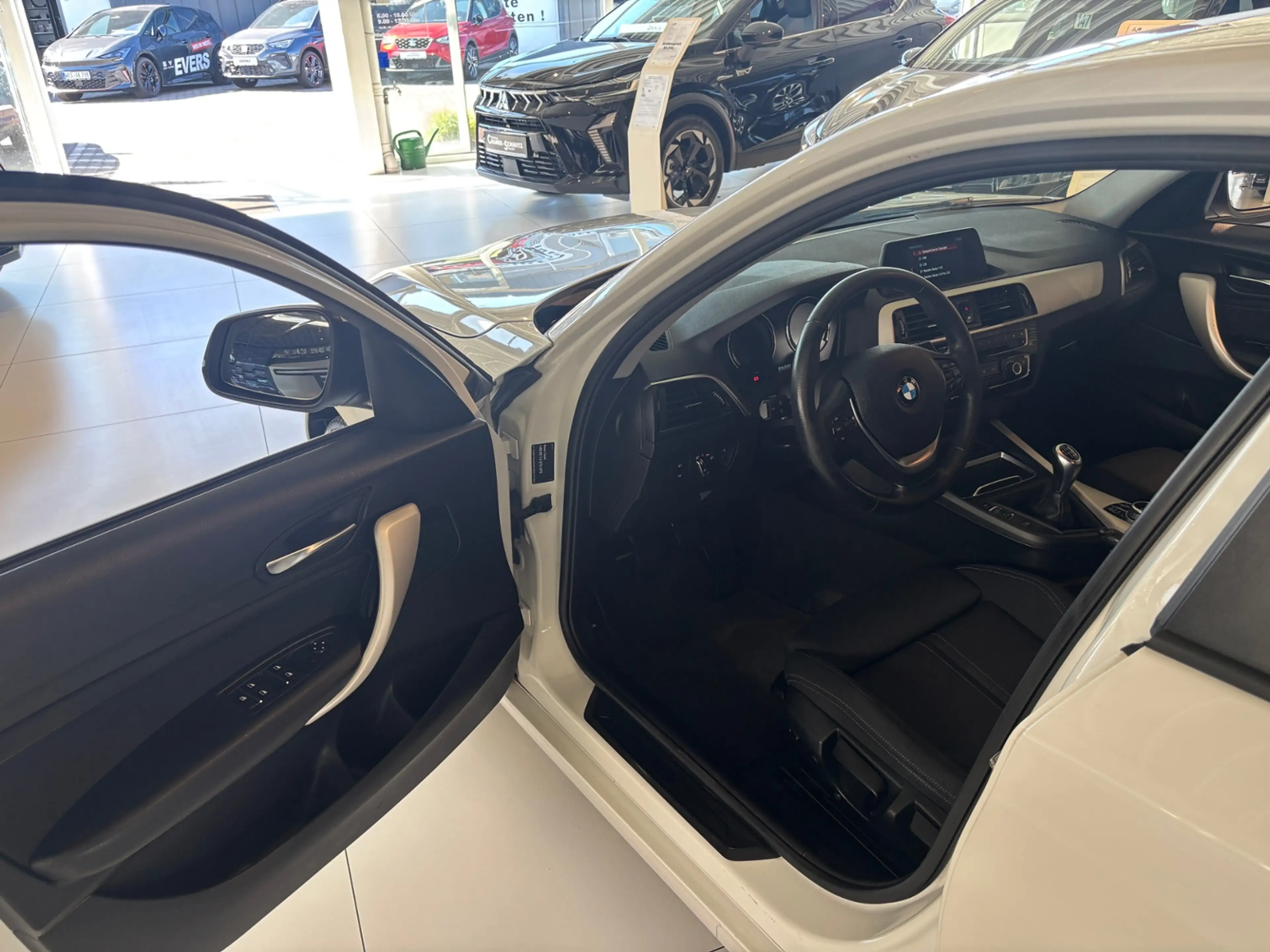 BMW 1er M Coupé Limousine 5-trg. 118 i Advantage — photo 8