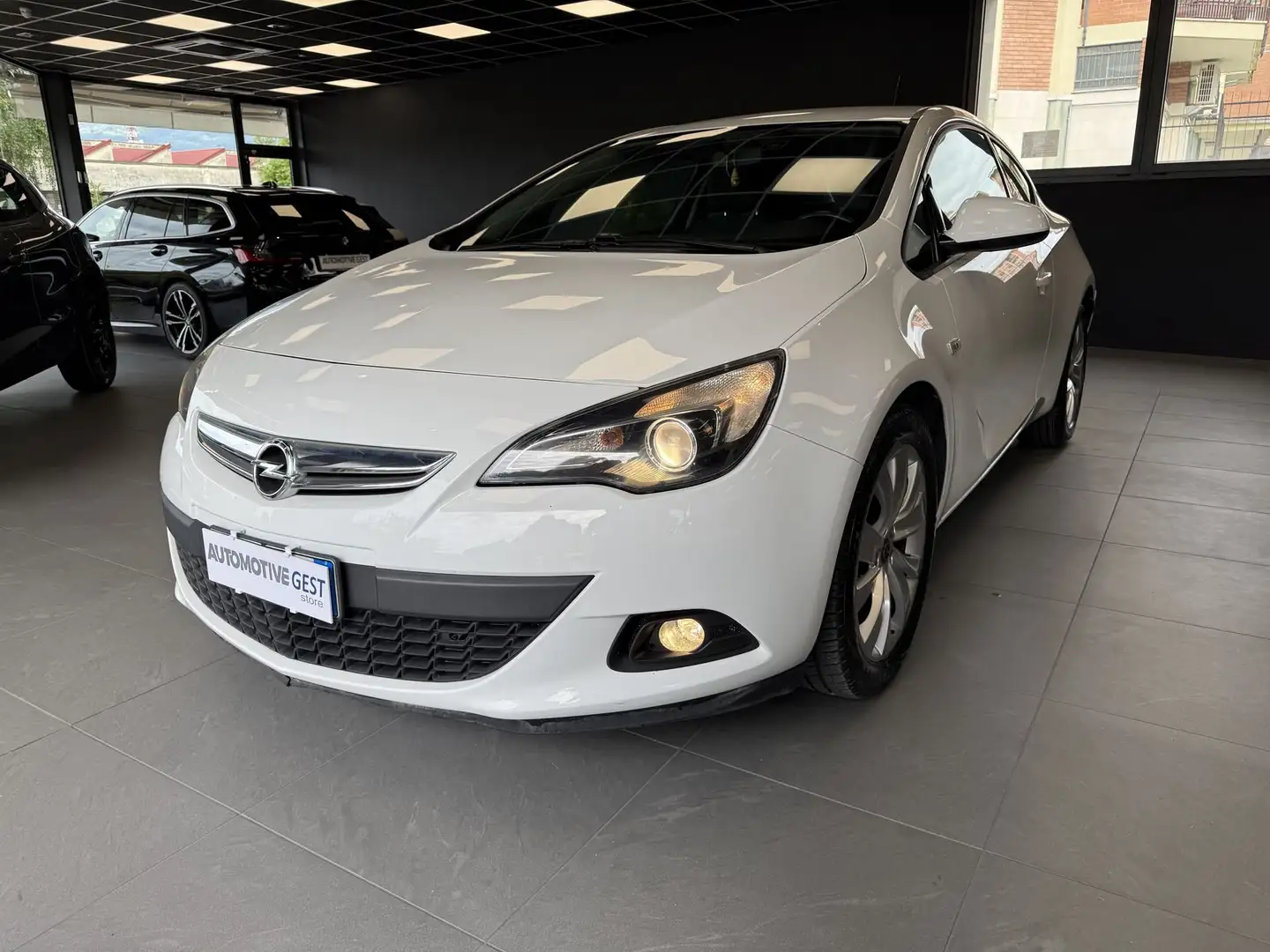 Opel Astra Astra GTC 1.7 CDTI 110CV Cosmo *UNICOPROP* Wit - 1