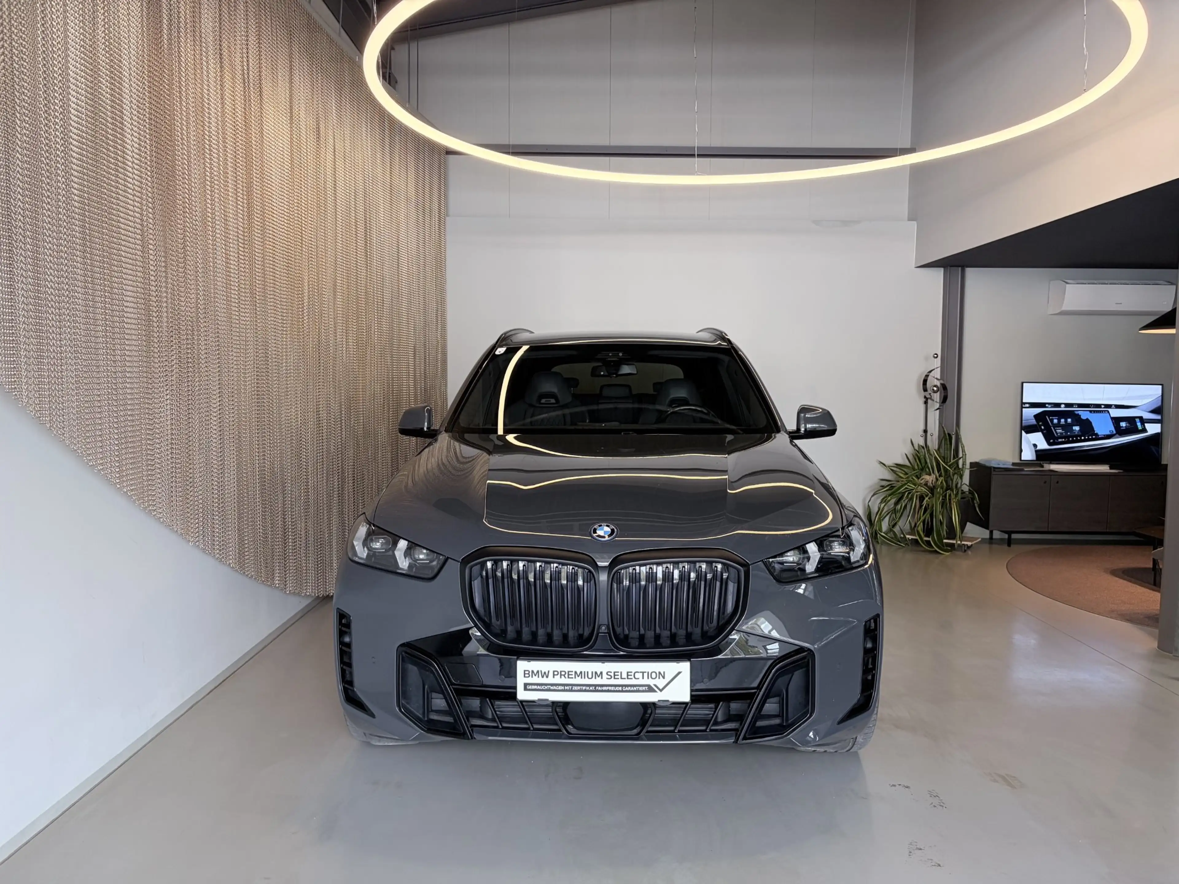 BMW X5 xDrive50e — photo 2