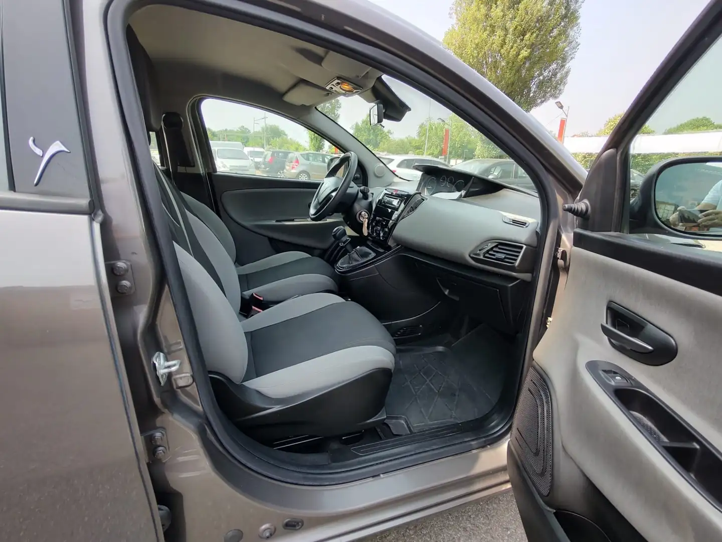 Lancia Ypsilon 1.2 69 CV 5 porte Silver, OK NEOPATENTATI, GARANZI Gris - 2