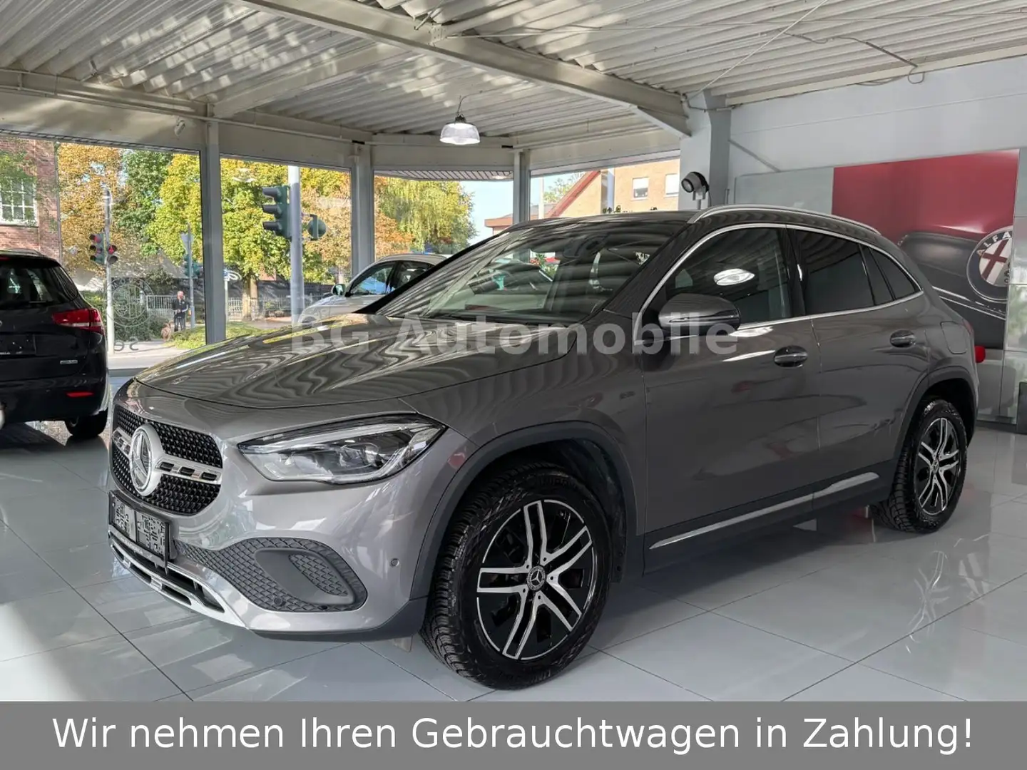 Mercedes-Benz GLA 200 *Panorama*Automatik*Ambiente*Leder* Grau - 1