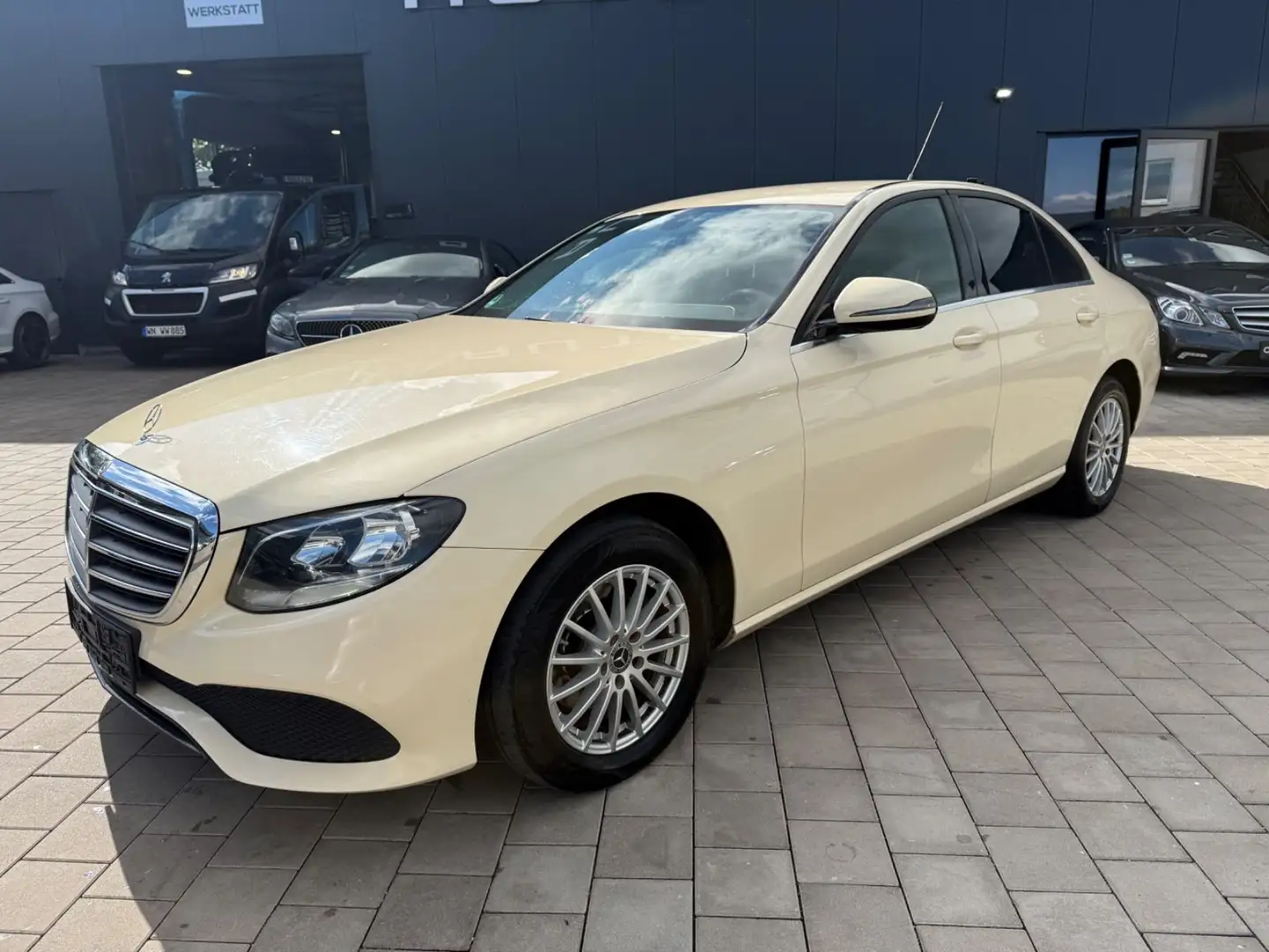 Mercedes-Benz E 200 D Lim. 2-Hand/Klimaauto/Leder/SHZ Gelb - 1