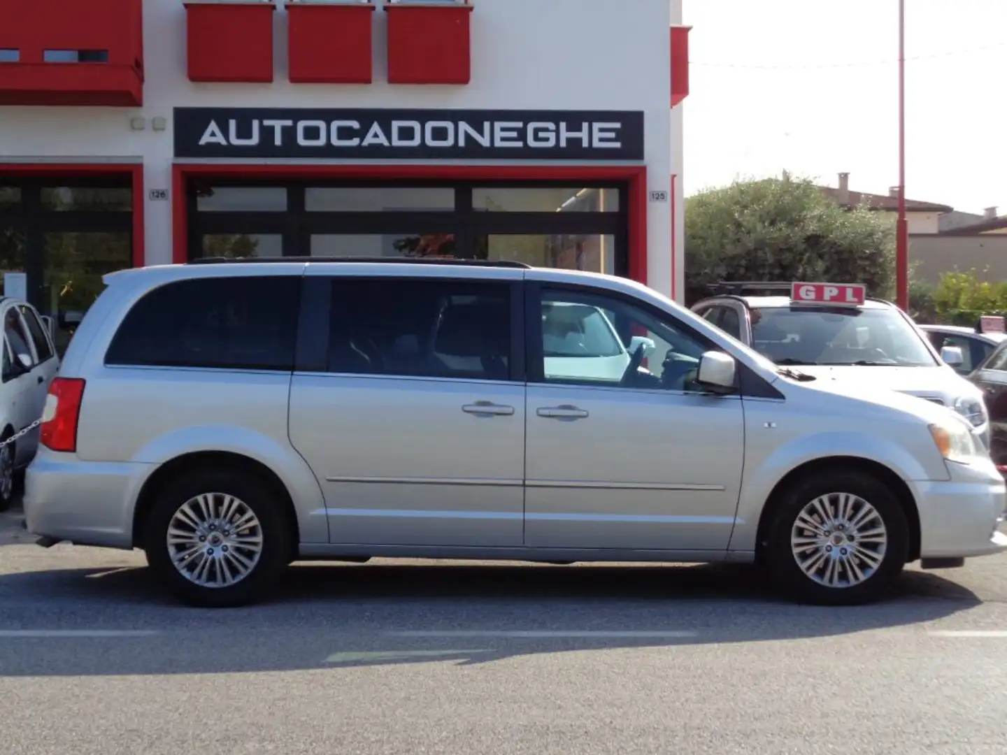Lancia Voyager 2.8 Plat.GARANZIA 24 MESI,km certificati LANCIA,FU Argento - 1
