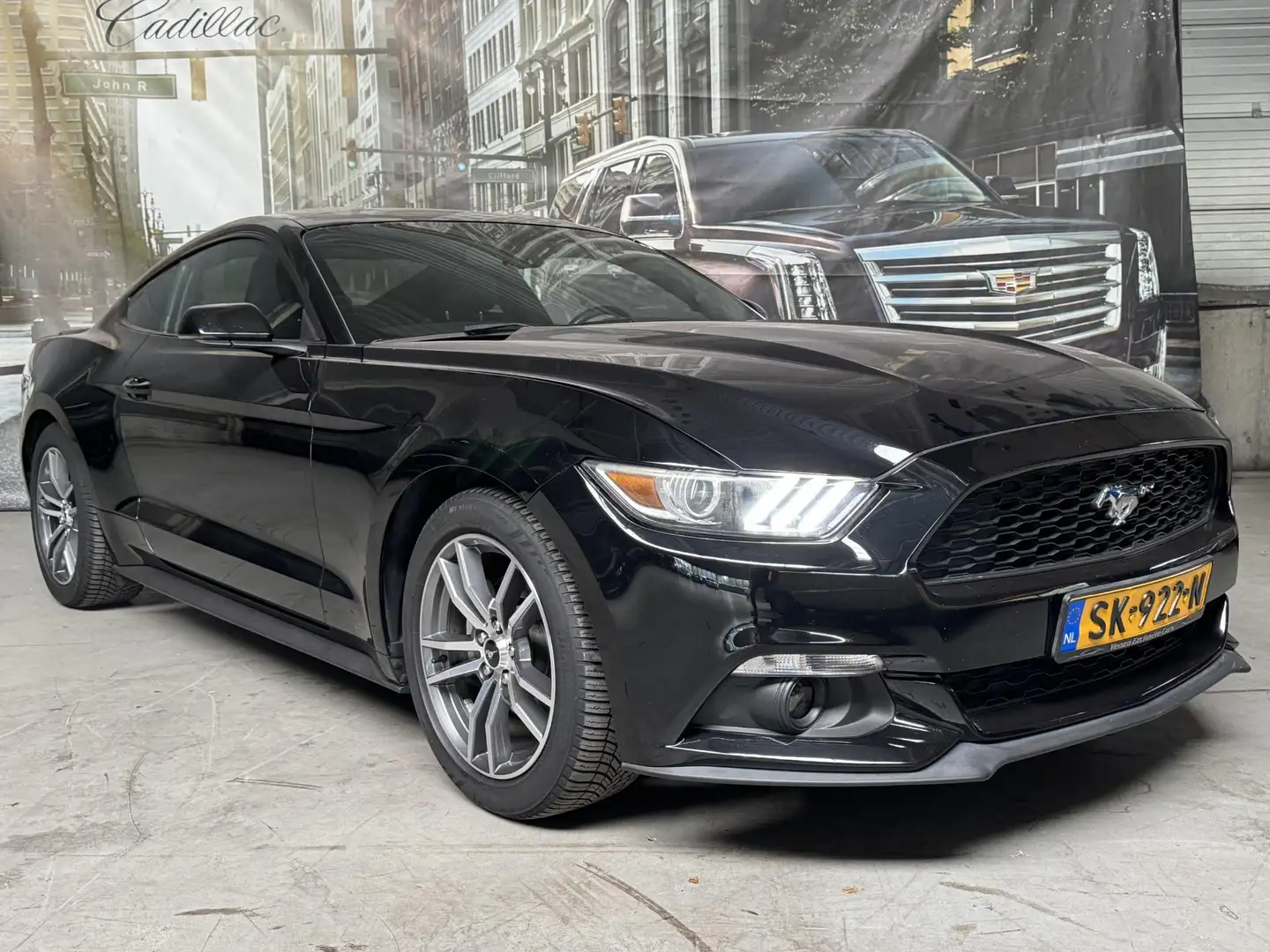 Ford Mustang Fastback 2.3 EcoBoost Zwart - 2