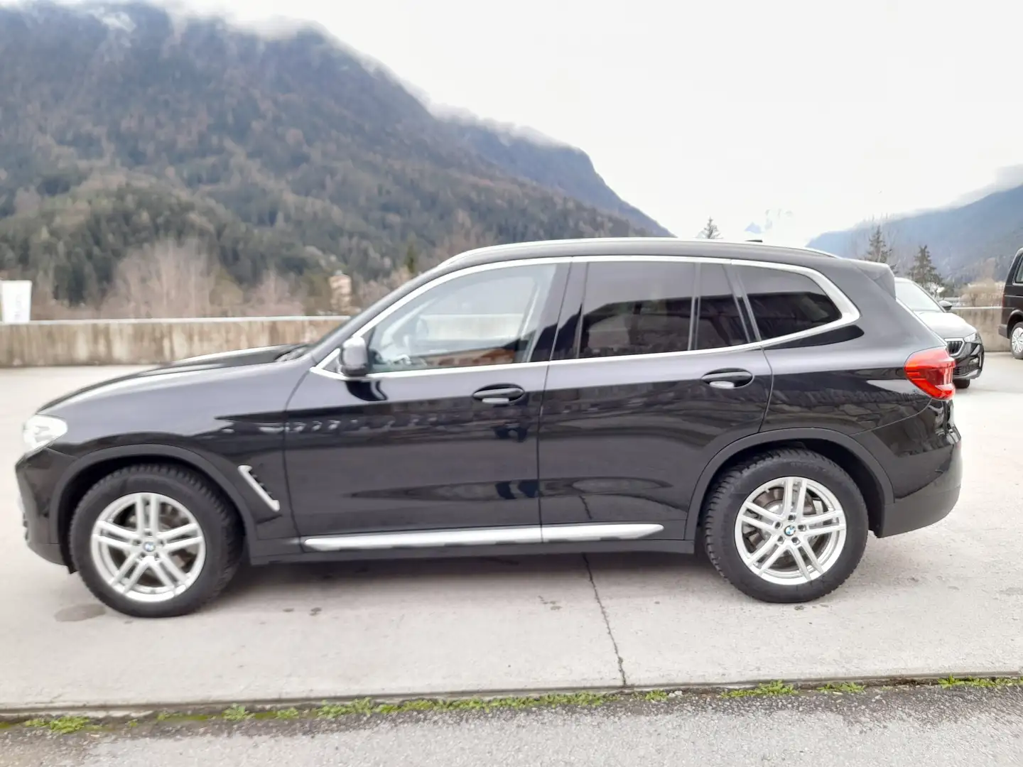 BMW X3 xDrive 20 d xLine Schwarz - 2