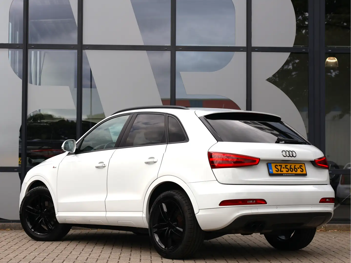 Audi Q3 2.0 TFSI quattro 170PK S Edition *Pano*Navi*Haak*C Wit - 2