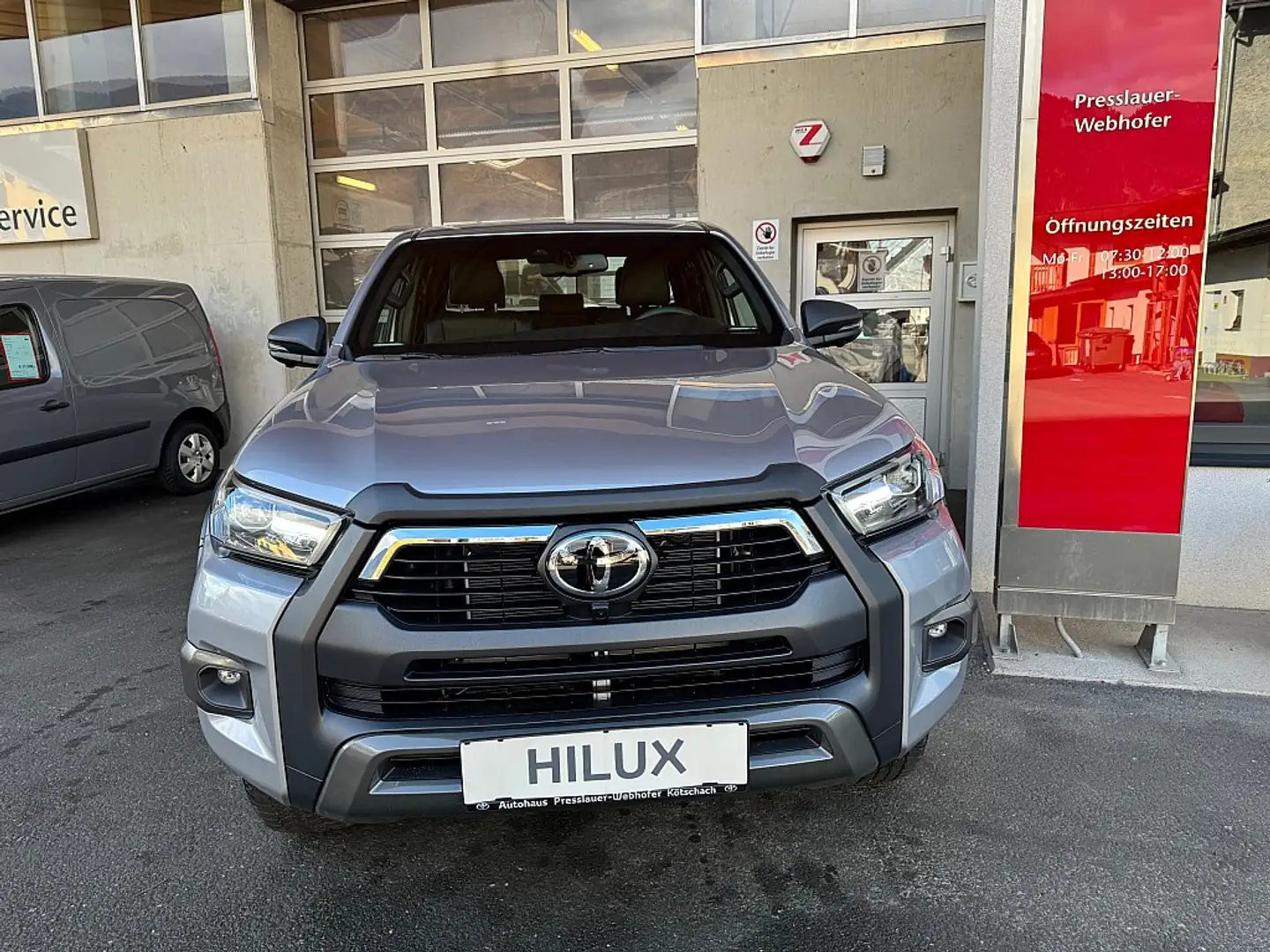 Toyota Hilux DK Invincible 4WD 2,8 D-4D Aut. MHV Silber - 2