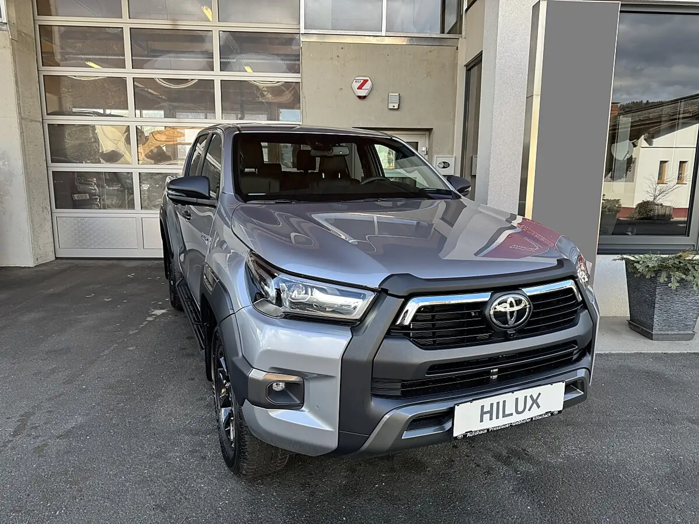 Toyota Hilux DK Invincible 4WD 2,8 D-4D Aut. MHV Silber - 1