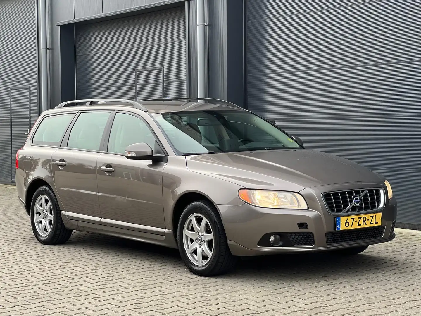 Volvo V70 2.0 SUMMUM NAVI LEDER TREKHAAK Grau - 2