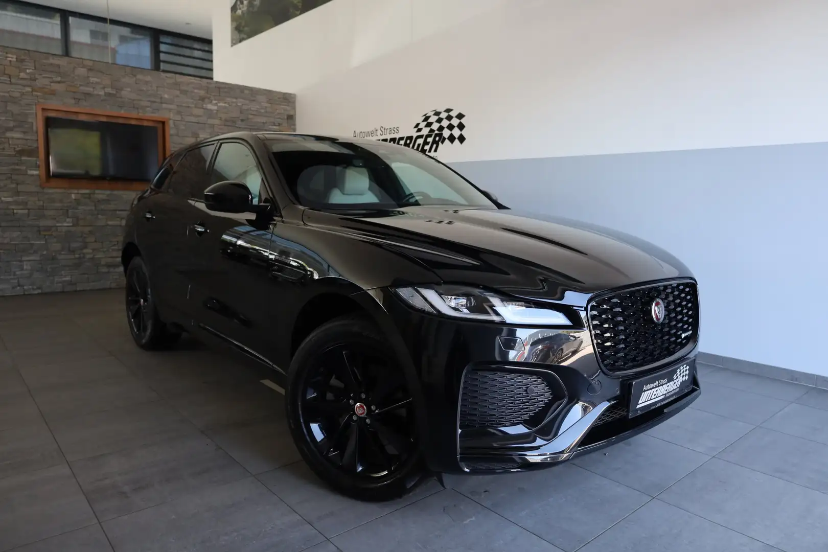 Jaguar F-Pace F-Pace P250 R-Dynamic S Schwarz - 1