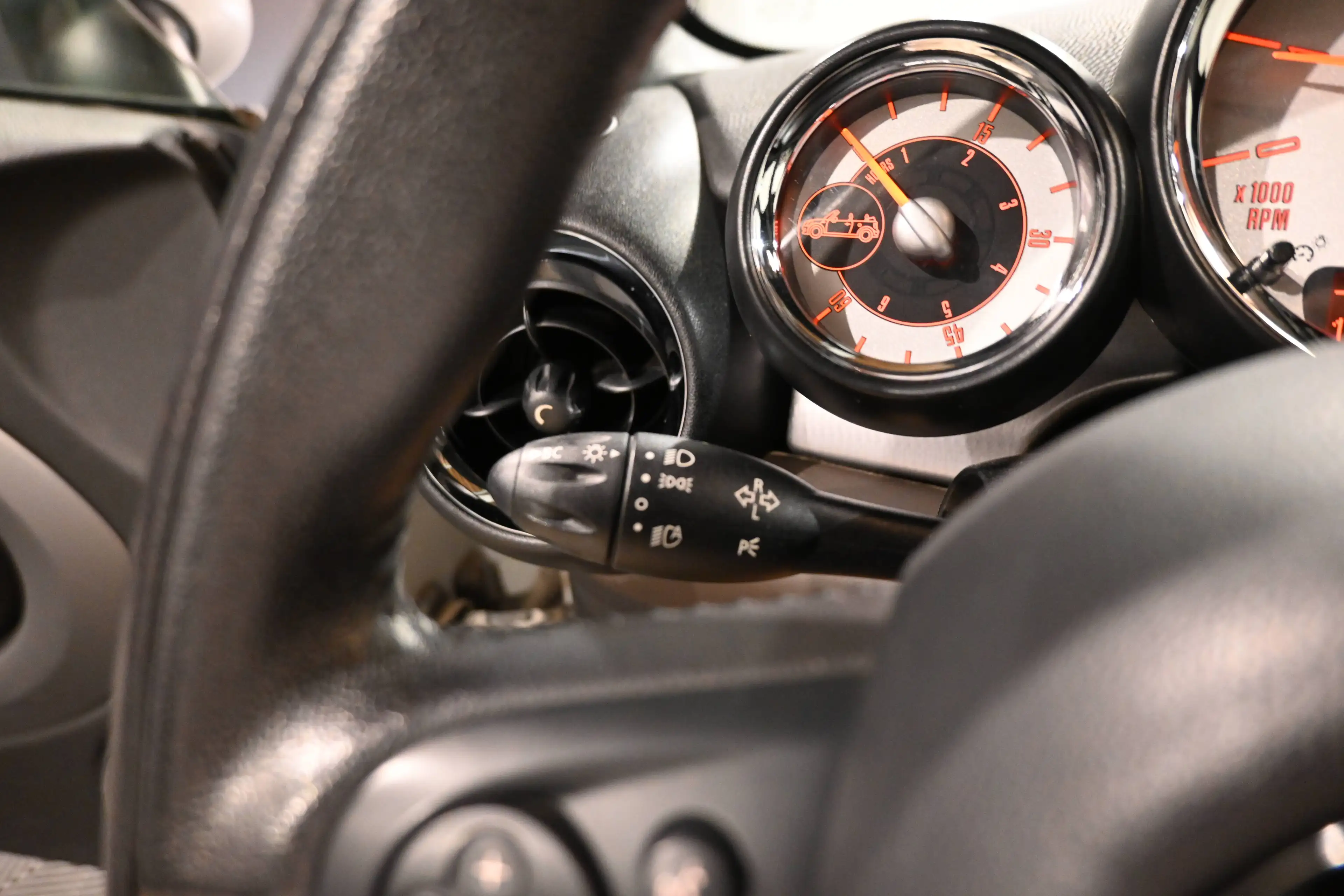 MINI Cooper D Cabrio COOPER 1.6D CABRIOLET / XENON / GPS NAVIGATION / CUIR / PDC !! — photo 14