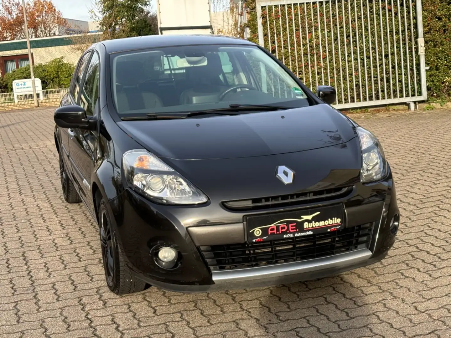 Renault Clio III Luxe 1 Hand Automatik 40.000km Schwarz - 1