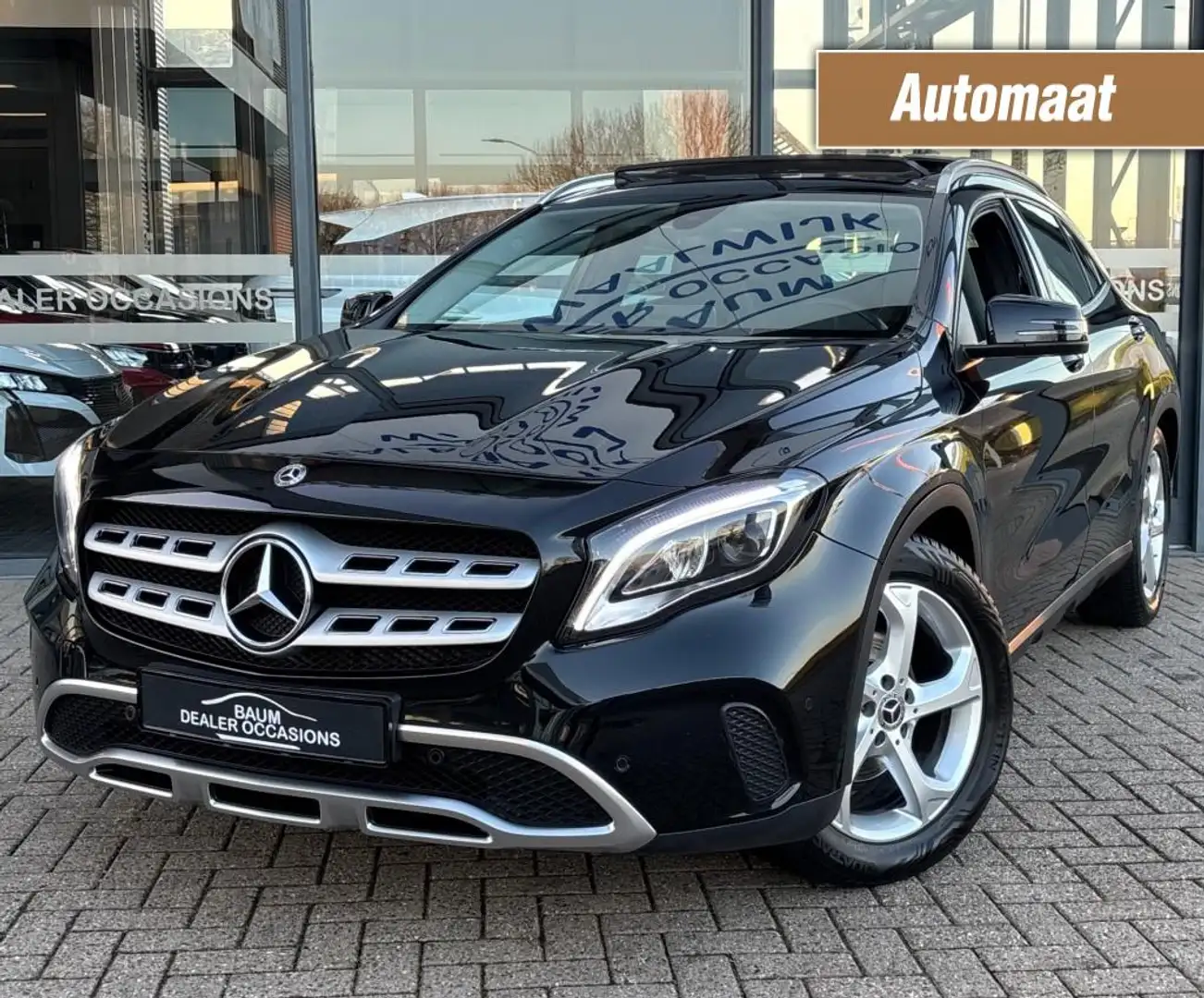Mercedes-Benz GLA 200 200 PREMIUM PLUS AUTOMAAT PANORAMA AIRCO NAVI PDC. Zwart - 1