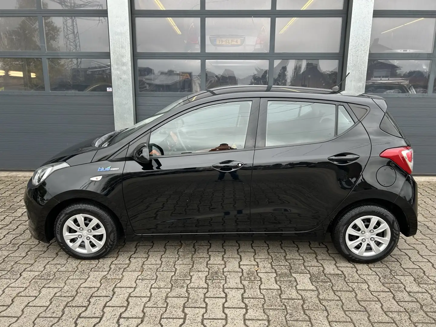 Hyundai i10 1.0i 66pk Blue Comfort Zwart - 2