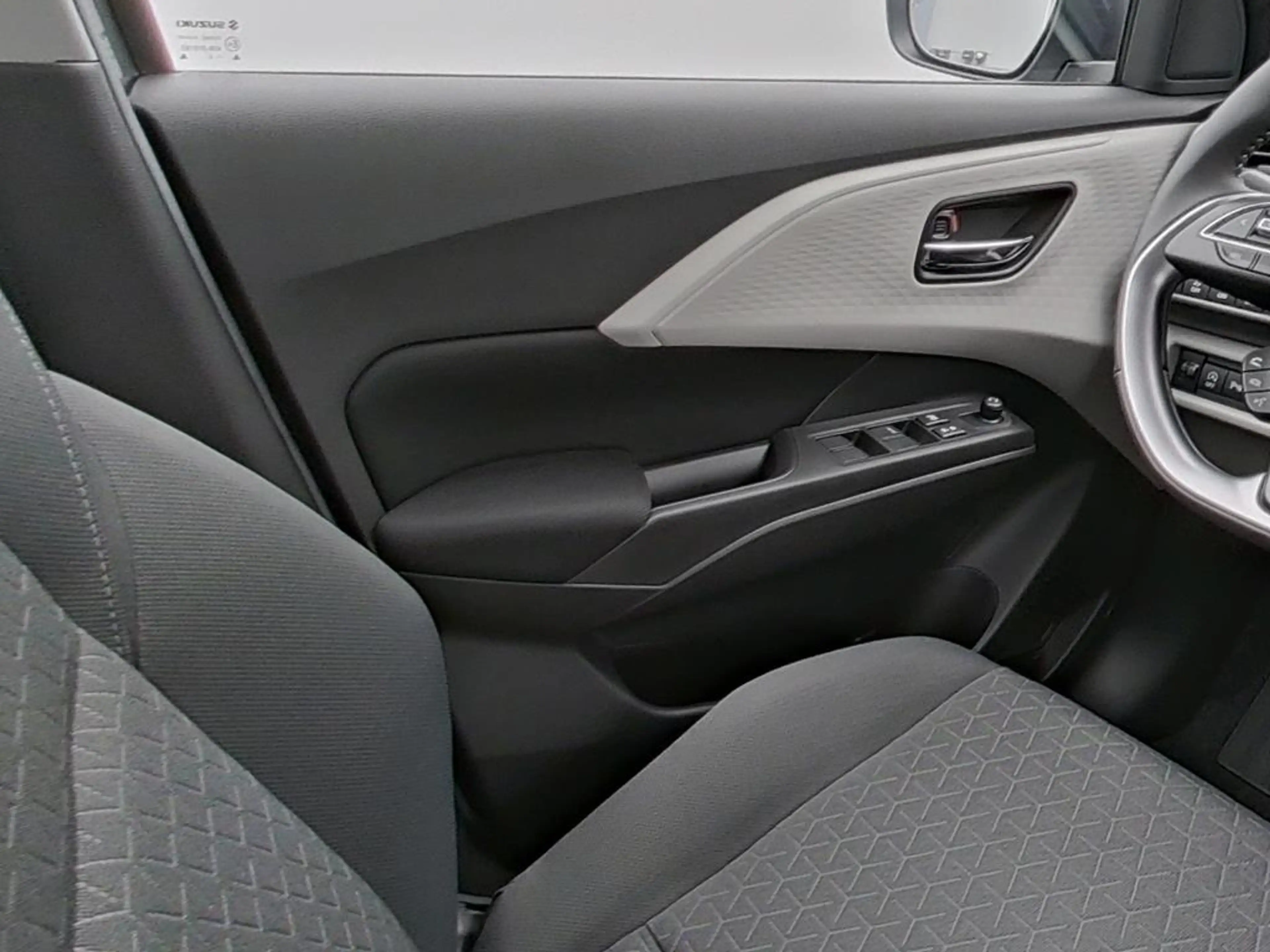 Suzuki Swift CLUB HYBRID — photo 11