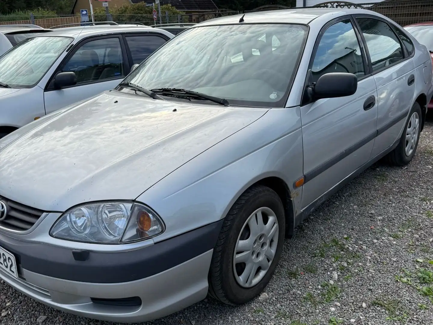 Toyota Avensis 1.6 VVTI Silber - 2
