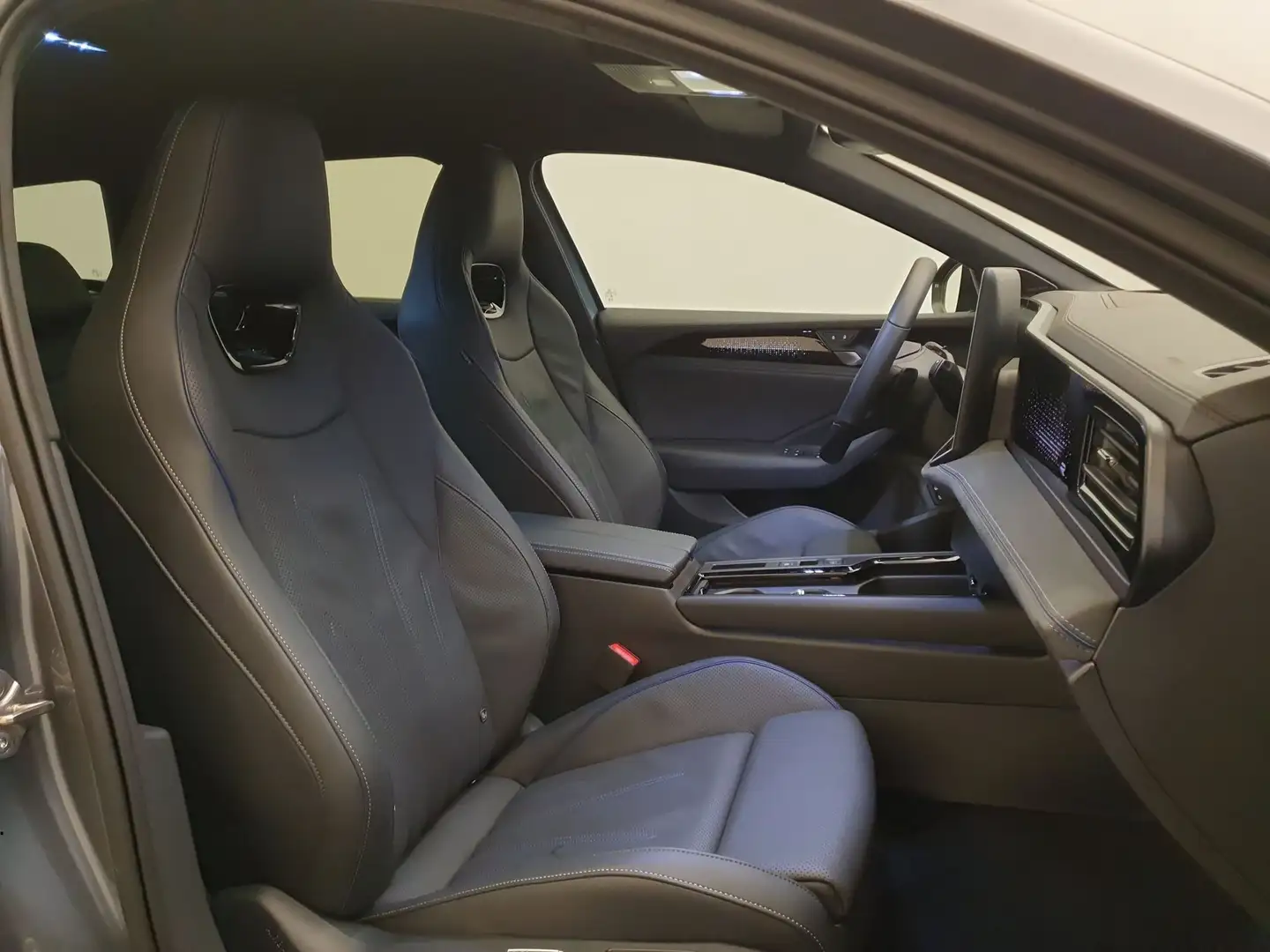 Volkswagen Passat Variant 1.5 eHybrid 272pk DSG/AUT R-Line Wegklapbare trekh Grau - 2