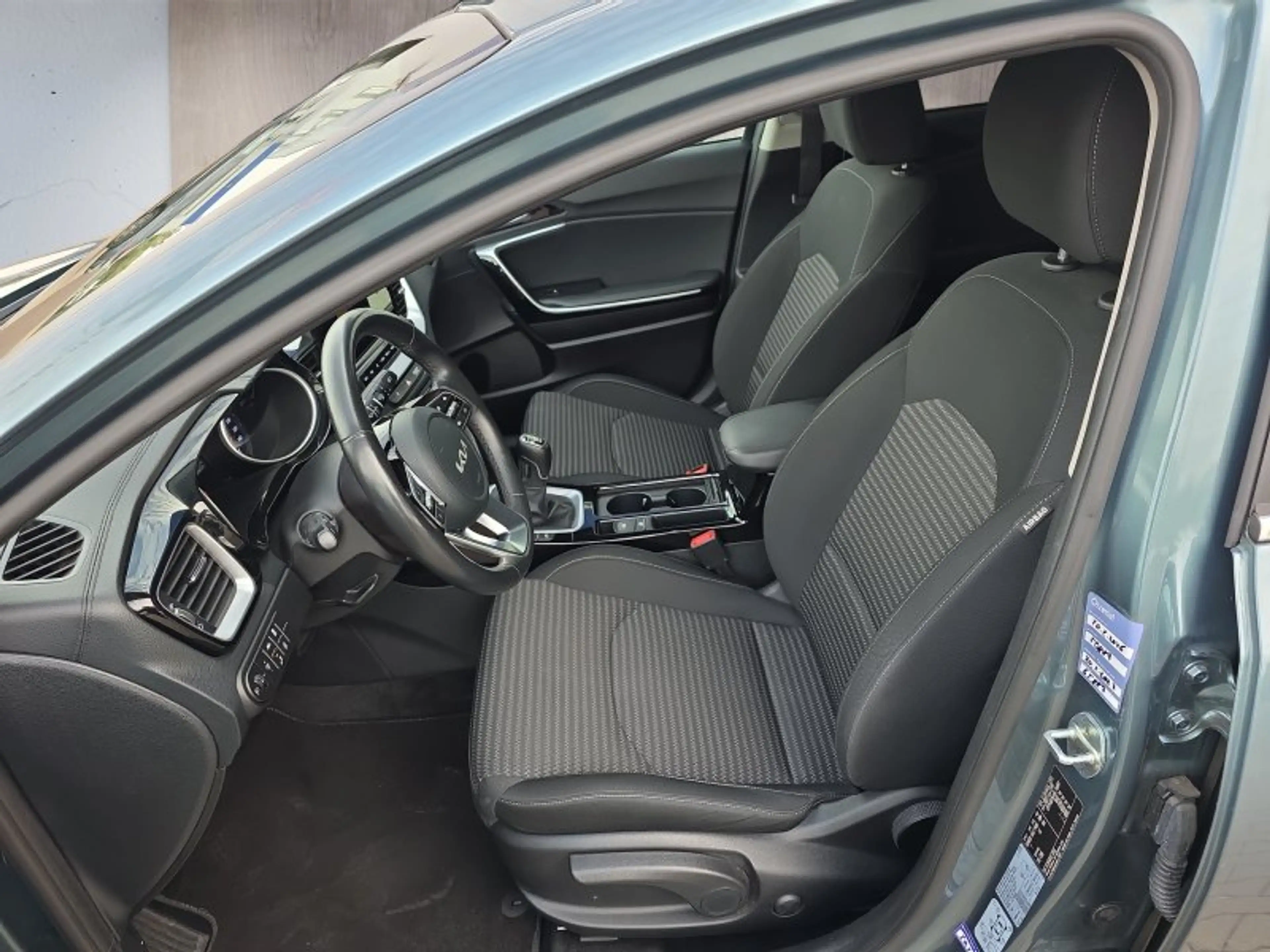 Kia Ceed / cee'd Ceed 1.5 T-GDI Spirit Voll-LED/AHK/Navi/Kamera/Win — photo 9