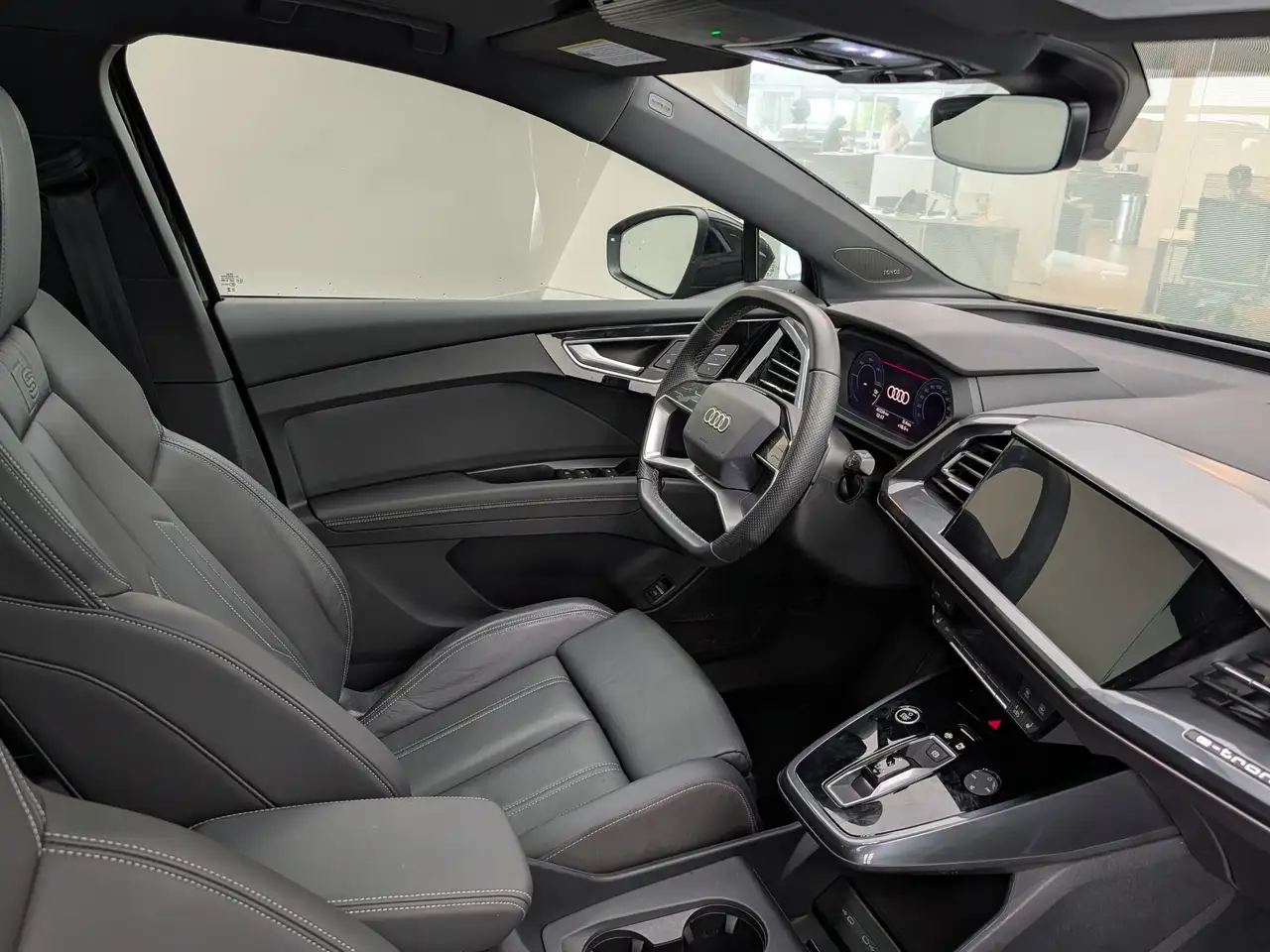 Audi Q4 e-tron снимка Audi Q4 e-tron