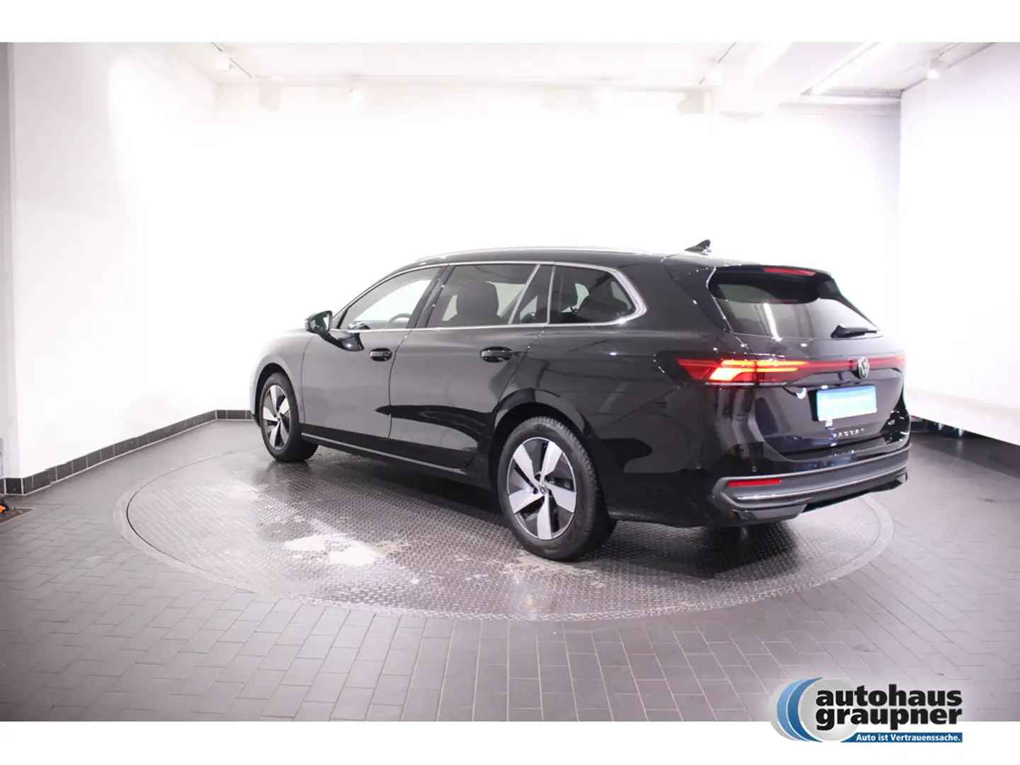 Volkswagen Passat Variant 1.5 eTSI DSG Business LED 360° Schwarz - 2