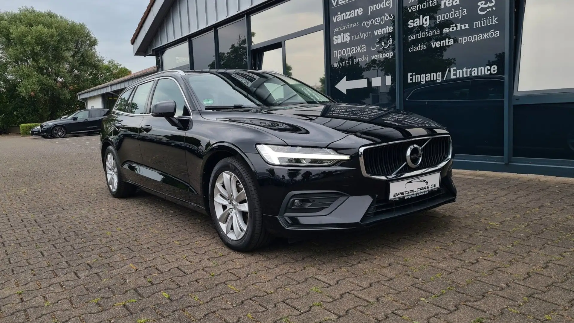 Volvo V60 D3 Momentum Pro - ASSISTS - HUD - PANO - Schwarz - 1