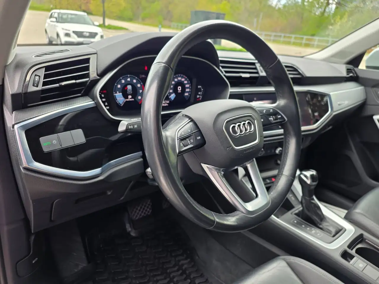 Audi Q3 снимка Audi Q3