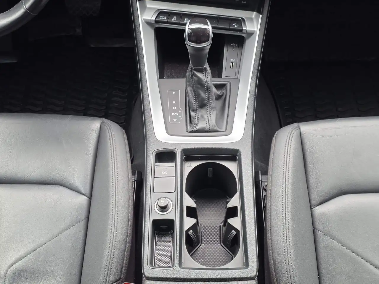 Audi Q3 снимка Audi Q3
