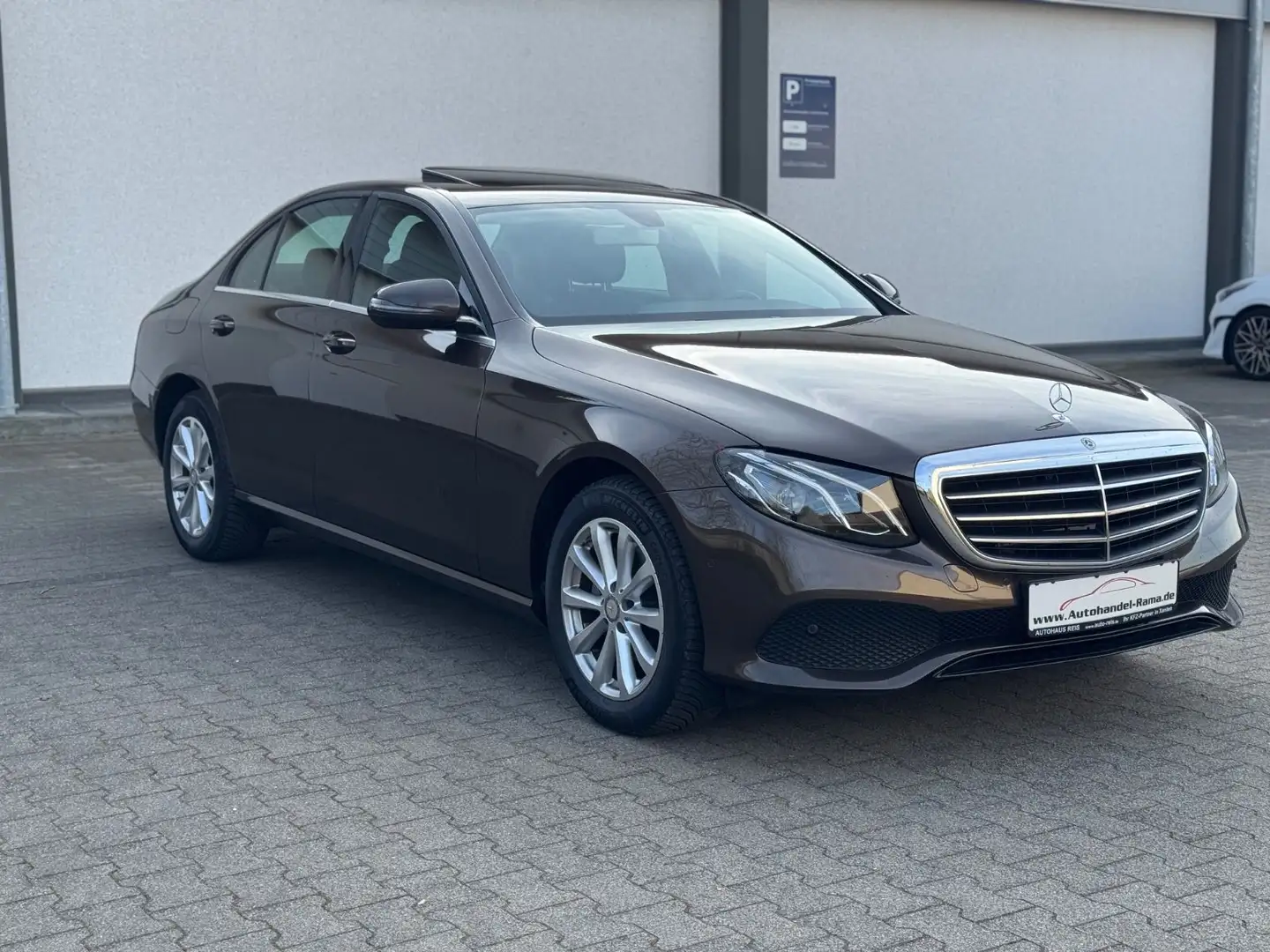 Mercedes-Benz E 200 Lim. Automatik S-Dach Navi Xenon Kamera Braun - 2